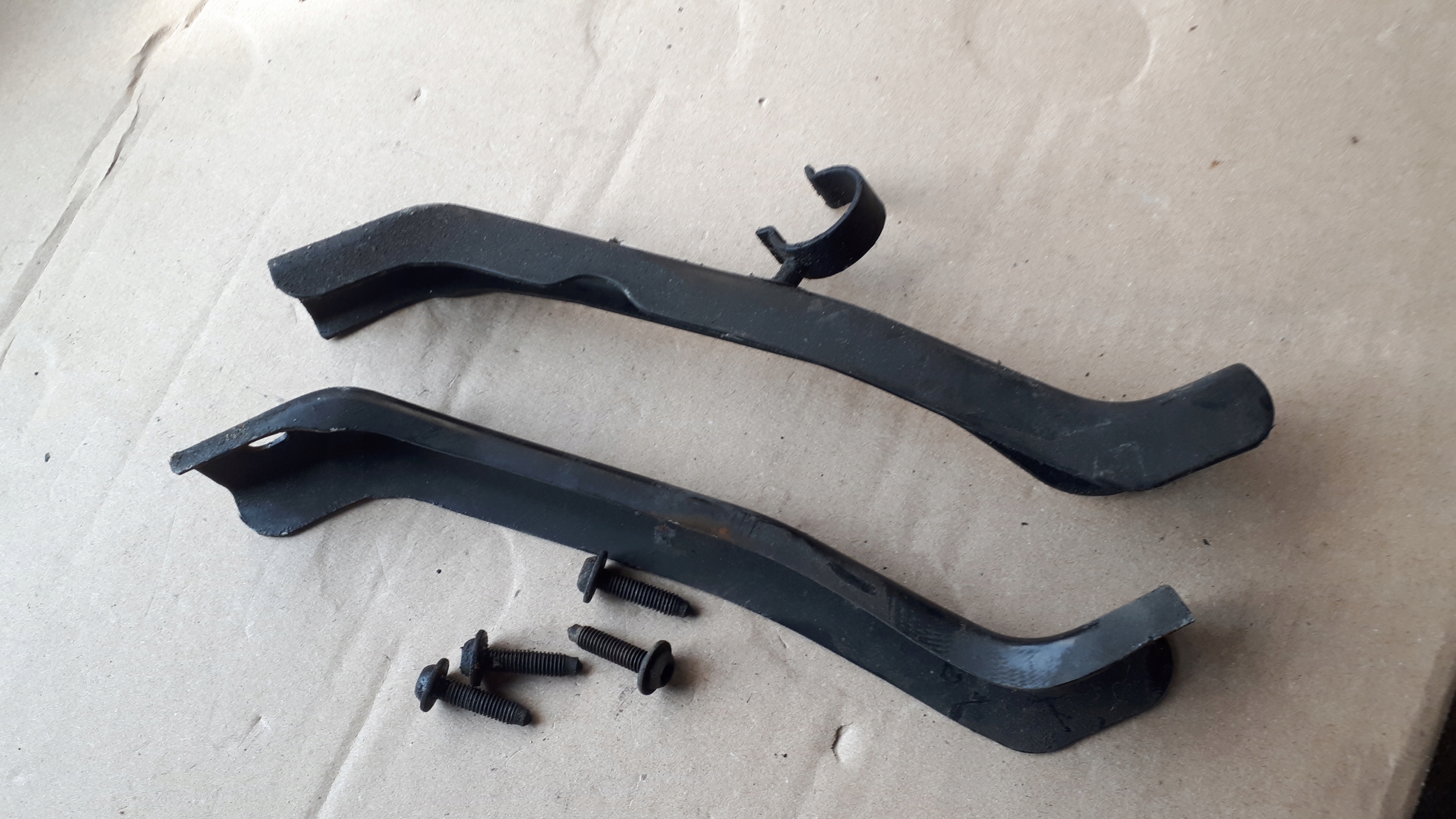 A6 C6 UCHWYT WSPORNIK PASA PRZÓD LEWY PRAWY