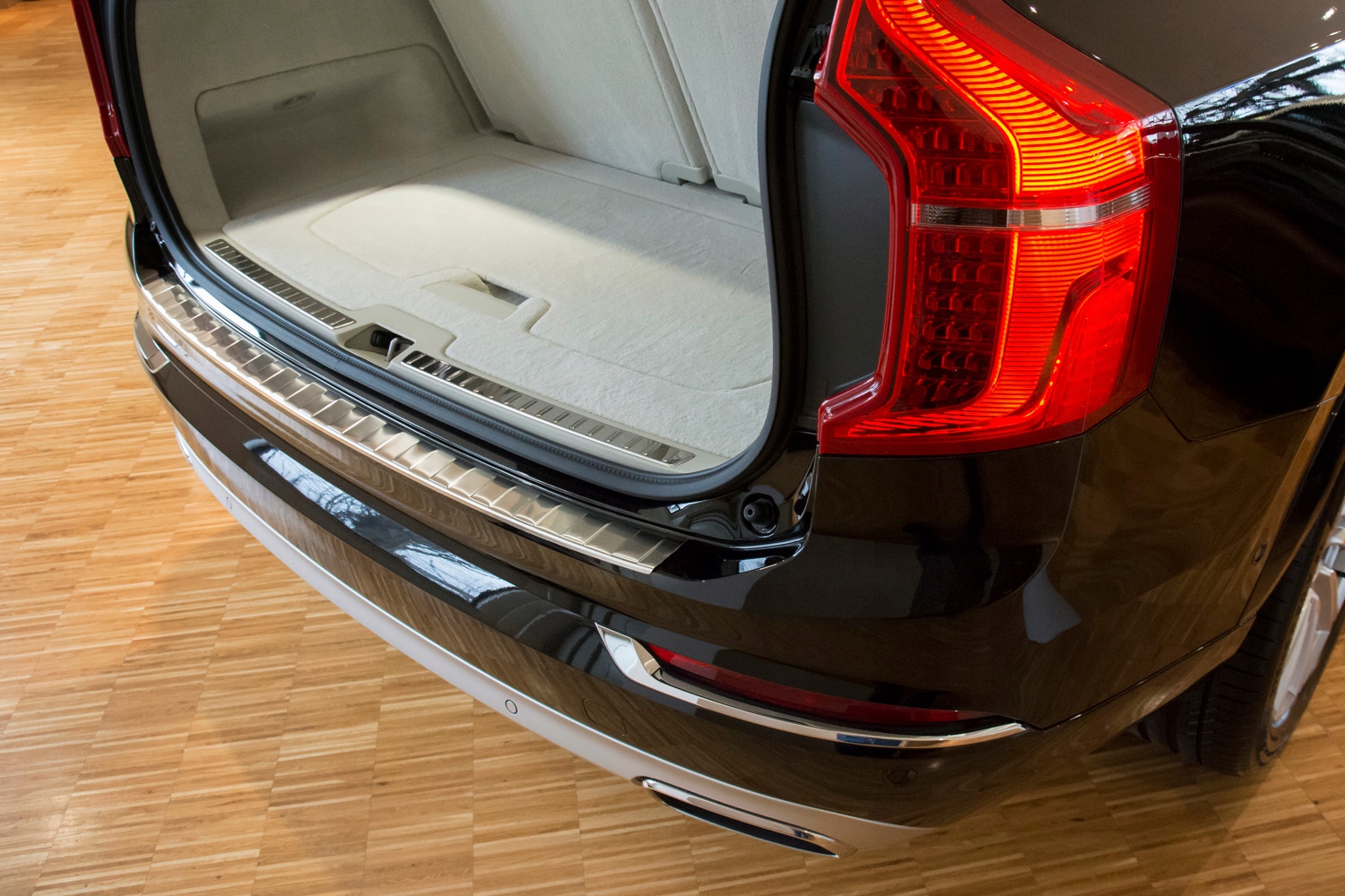 LISTWA NAKLADKA NA ZDERZAK VOLVO XC90 2015 Installation side Rear