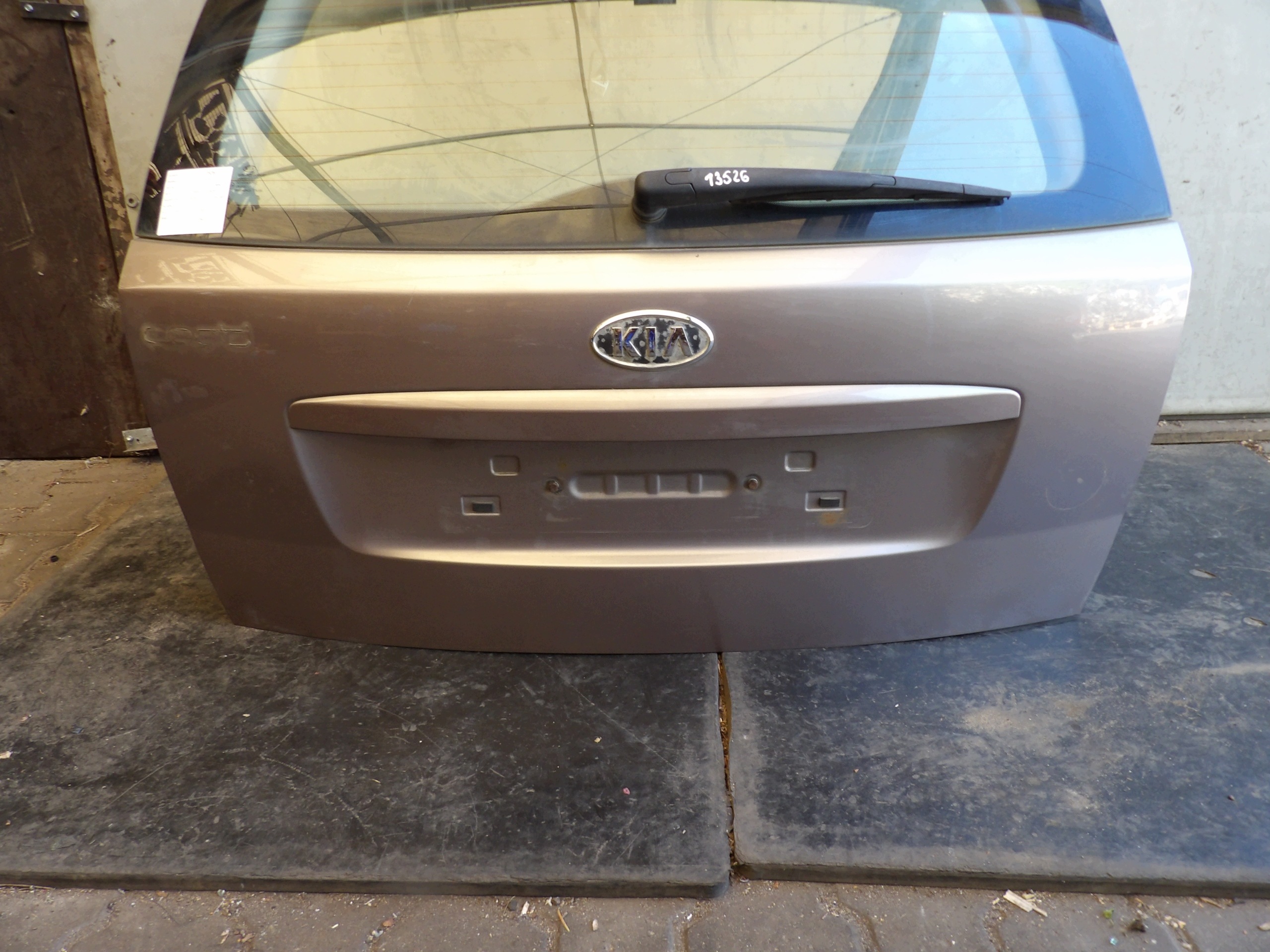 Kia Ceed and trunk door boot 8Q