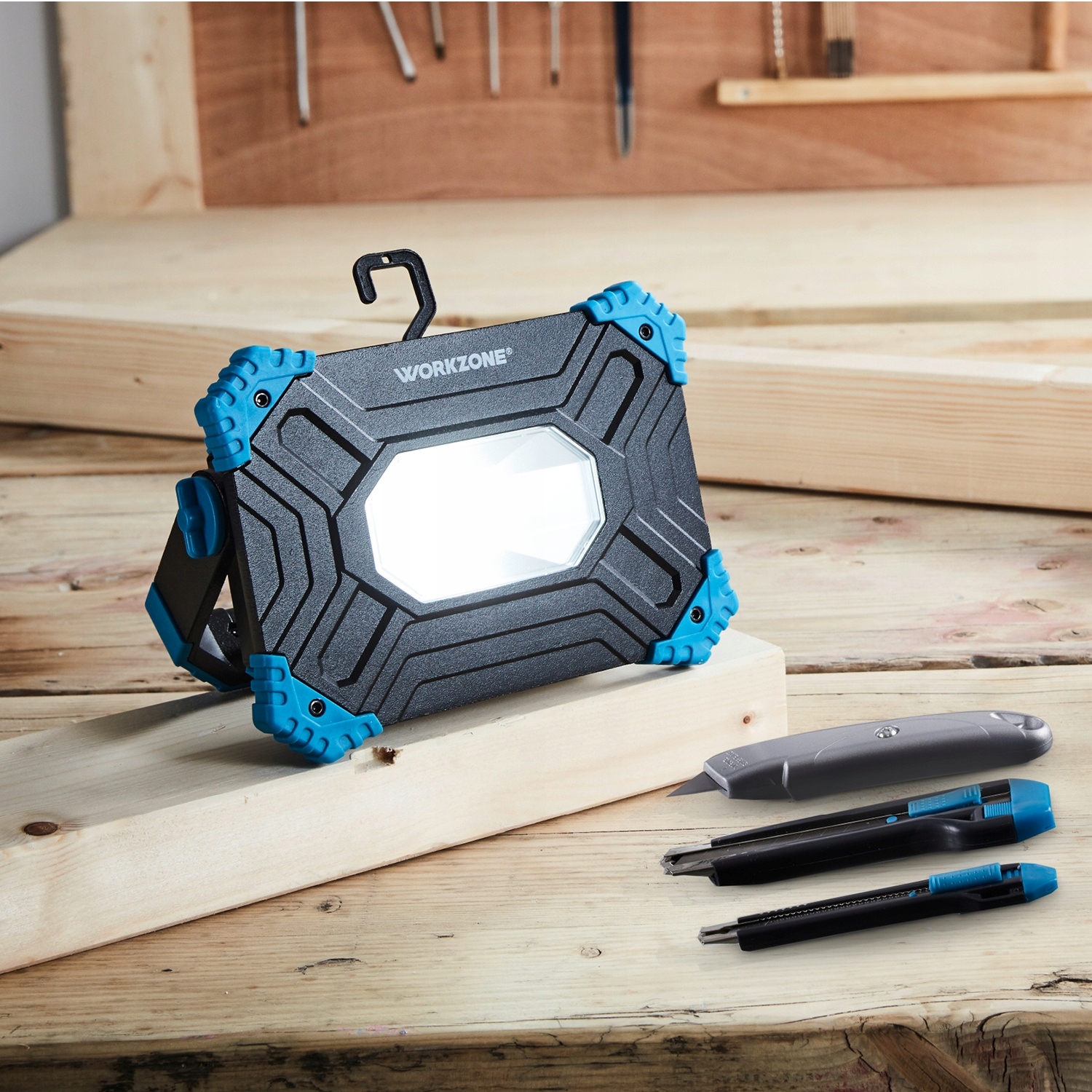 LAMPA WARSZTATOWA REFLEKTOR LED Z AKUMULATOREM 6600mAh MOCNA HAK PODSTAWKA Marka bez marki