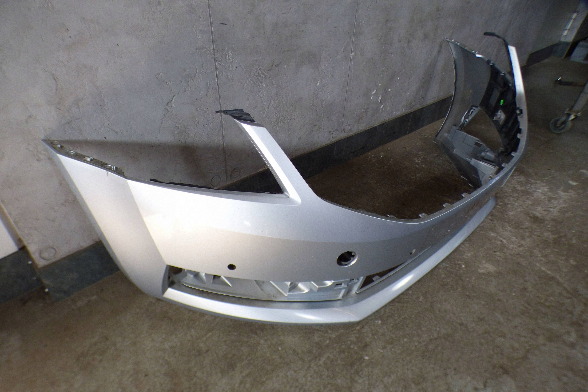 Skoda Octavia III bumper front front 5E0807221N LAKIER LA7W