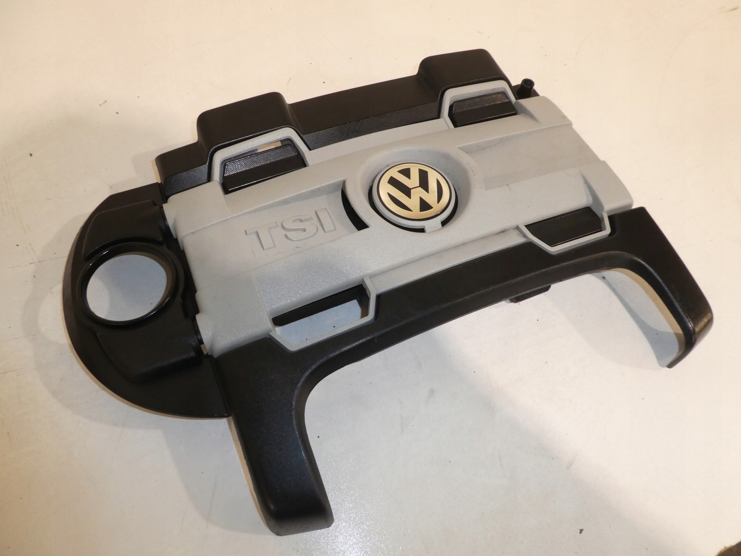VW TSI motor cover 03C103925BB