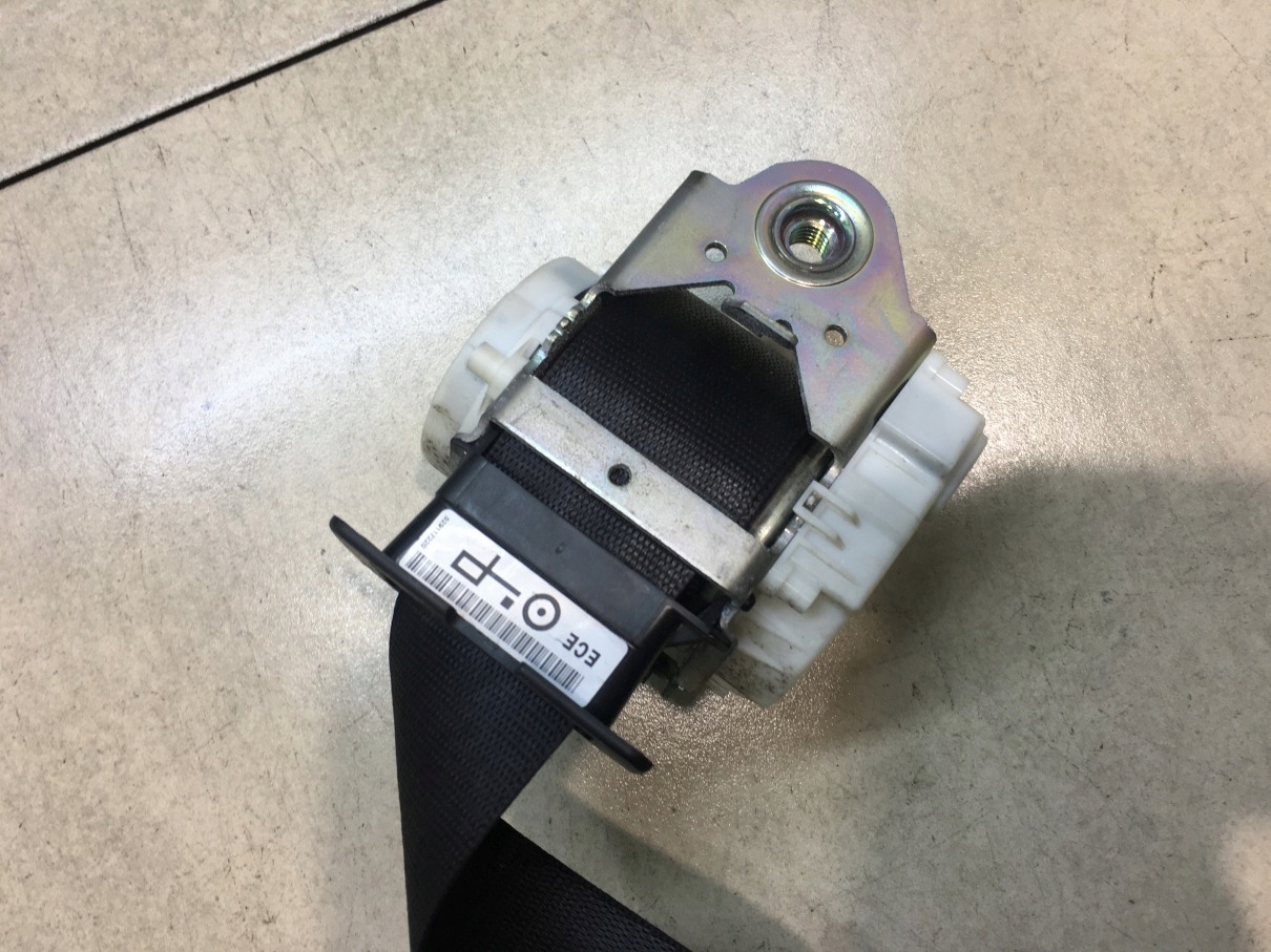 tension belt safety right front BMW 1 E87 33059849