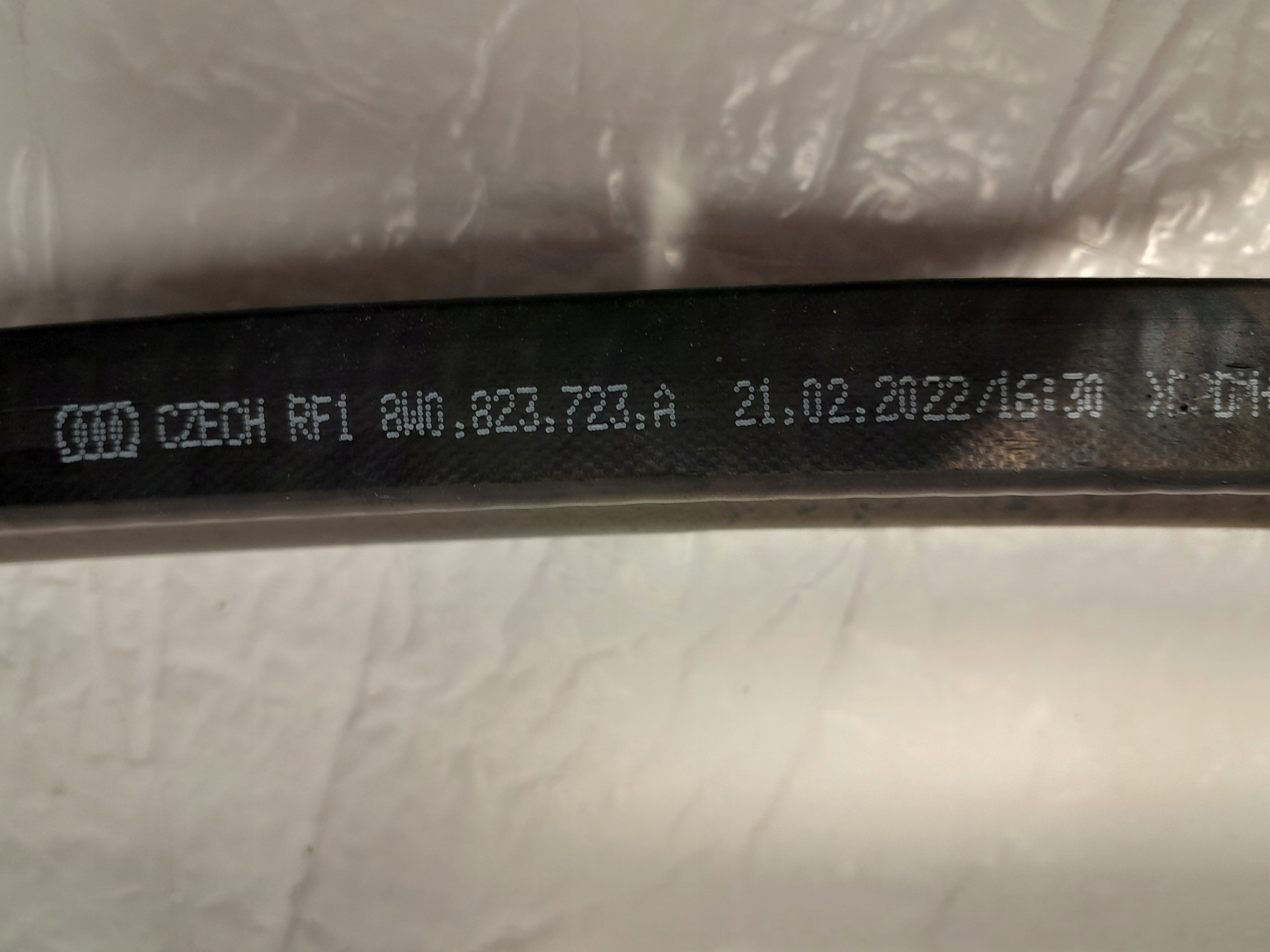 AUDI A4 B9 LIFT Pneus Joint Sous vitre 8W0823723A