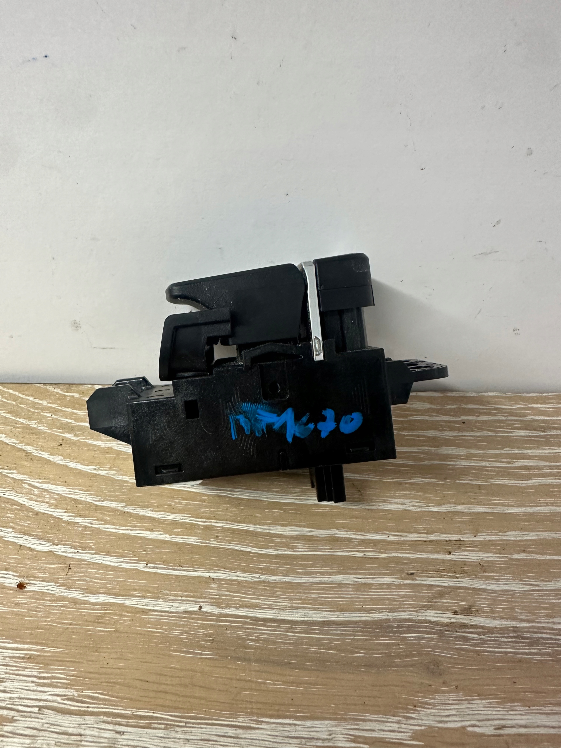 button brakes HOLD BMW 5 G30 6842027