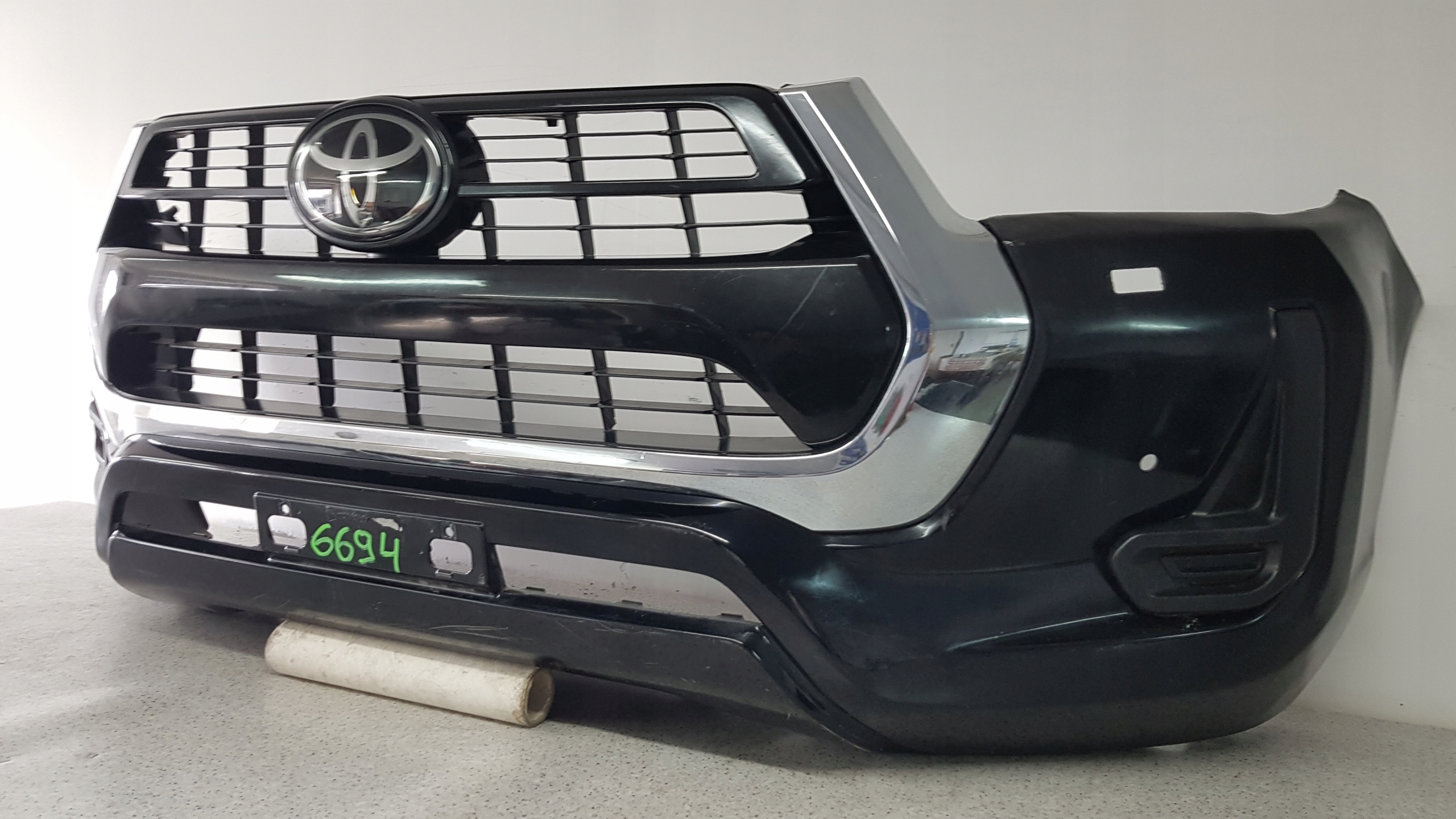 TOYOTA HILUX 2021 - bumper front 6694