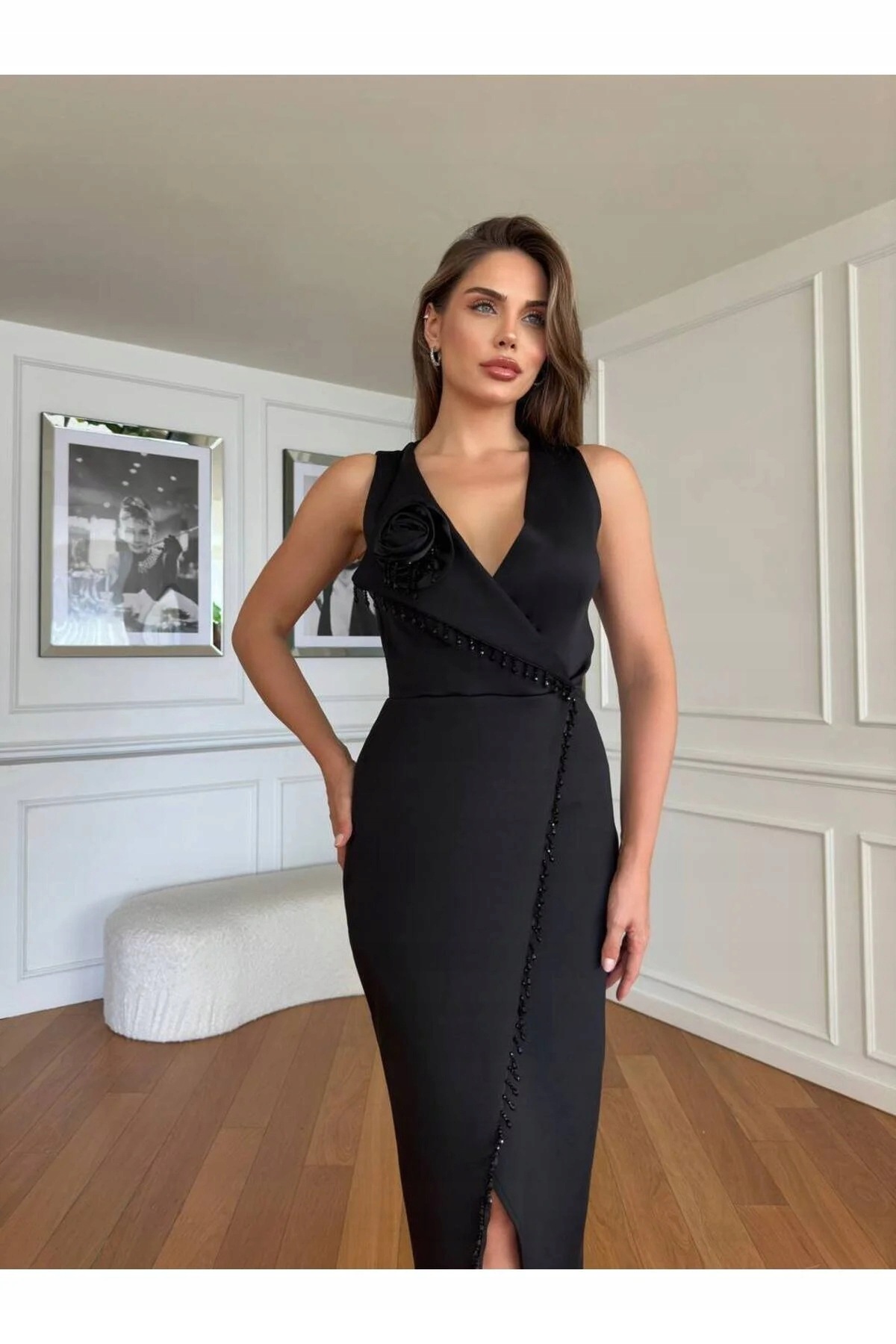 Elegantní Černé Šaty S Ozdobnými Korálky A Květem 5IA
