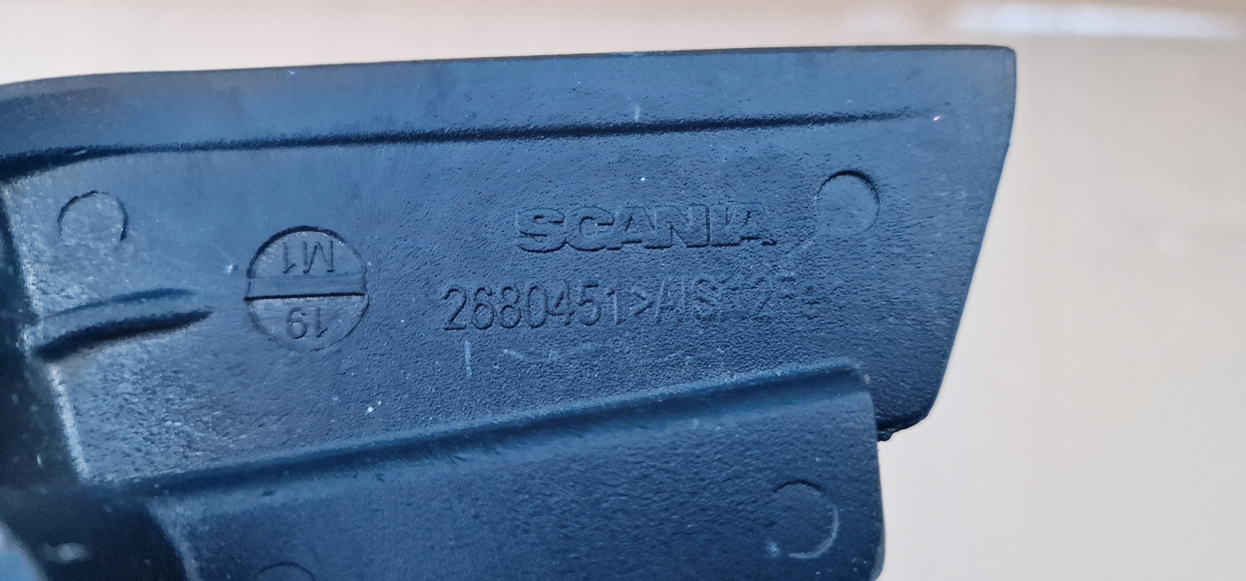 SCANIA R S PODSZYBIE RĄCZKA KABINY UCHWYT 2680451 Wersja Europejska