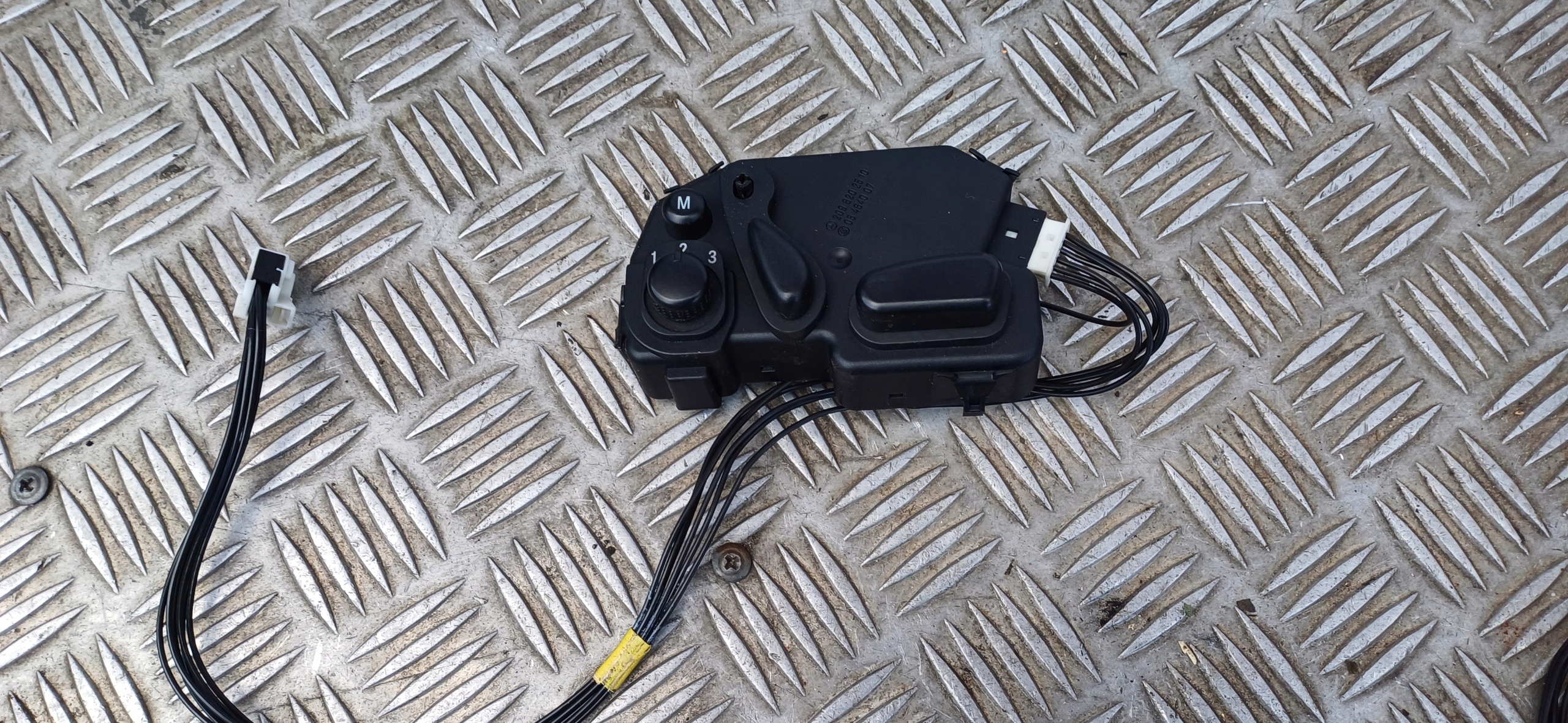 MERCEDES W209 switch seat right 2098202610
