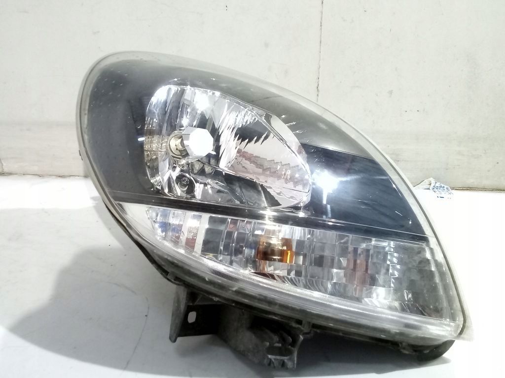 Renault Kangoo and lift light right front front