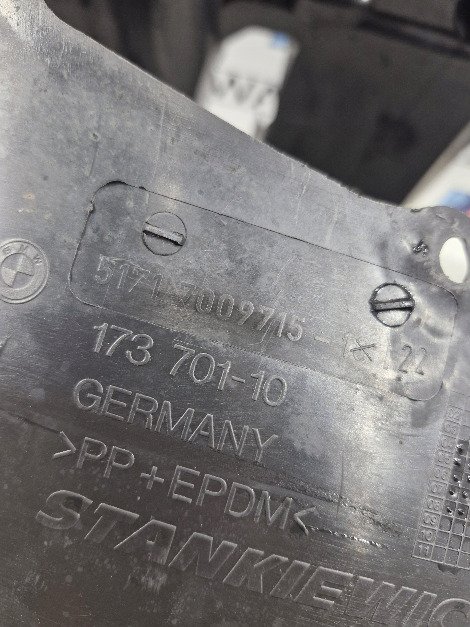 BMW E63 E64 podblatník kryt blatníku levý předek 7009715