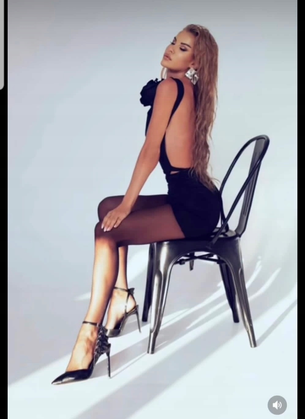 Joanna Muzikant šaty černá, holá záda, M%%