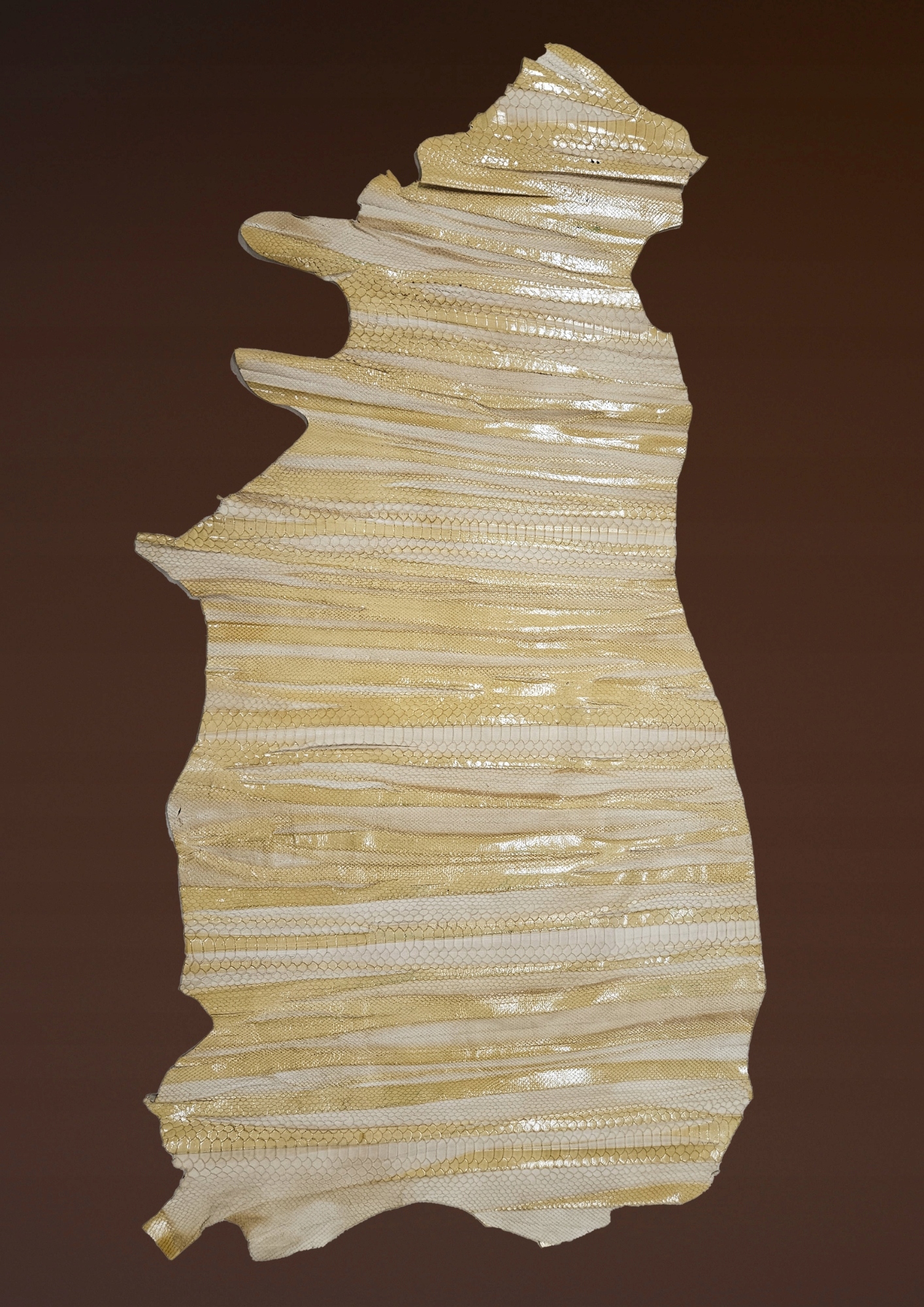 Přírodní hovězí béžová kůže s hadím vzorem