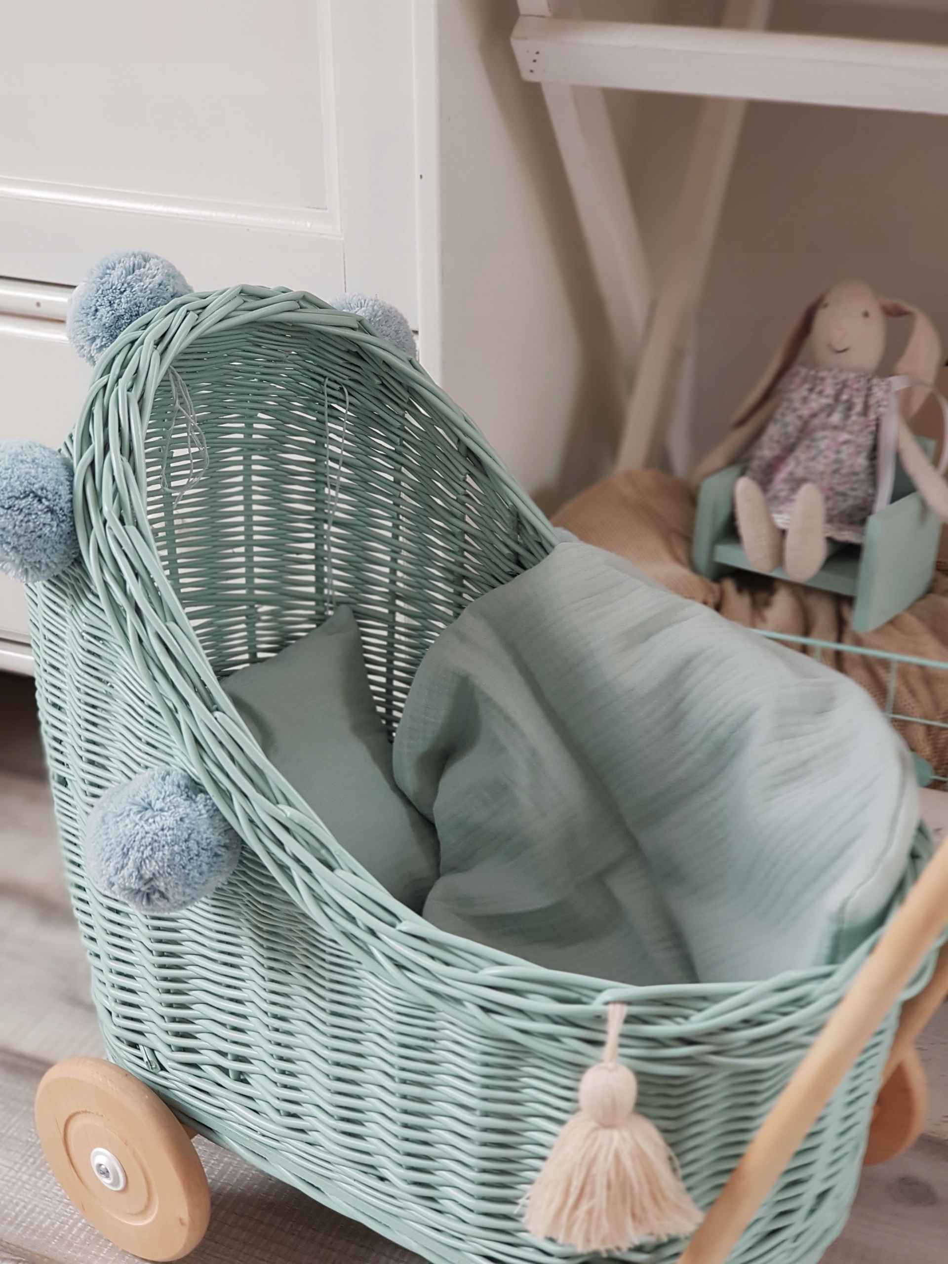 WÓZEK WIKLINOWY DLA LALEK MIĘTOWY KOMPLET POŚCIELI Bohater brak