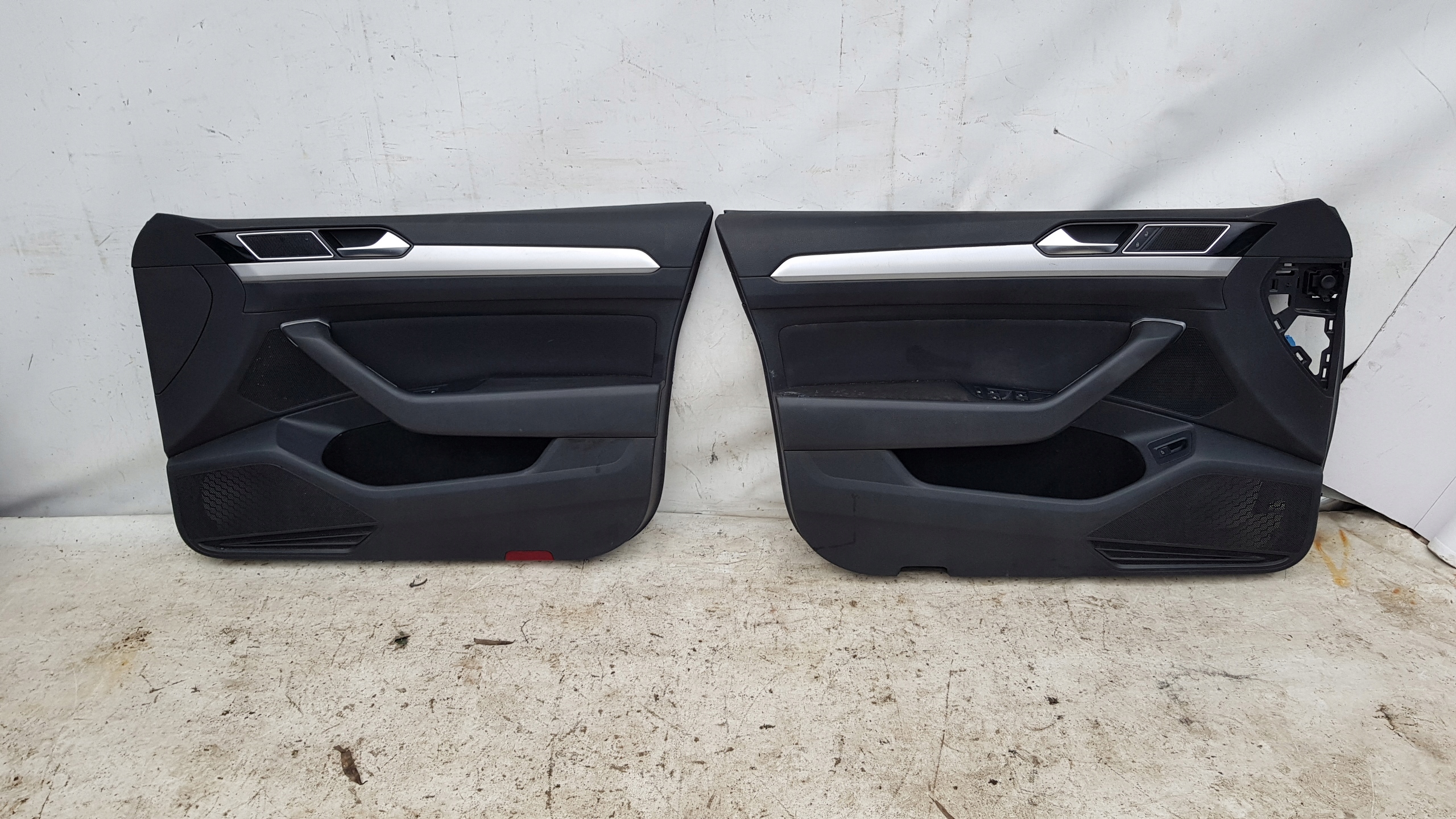 Tapicerka boczek drzwi VW Passat B8 kombi