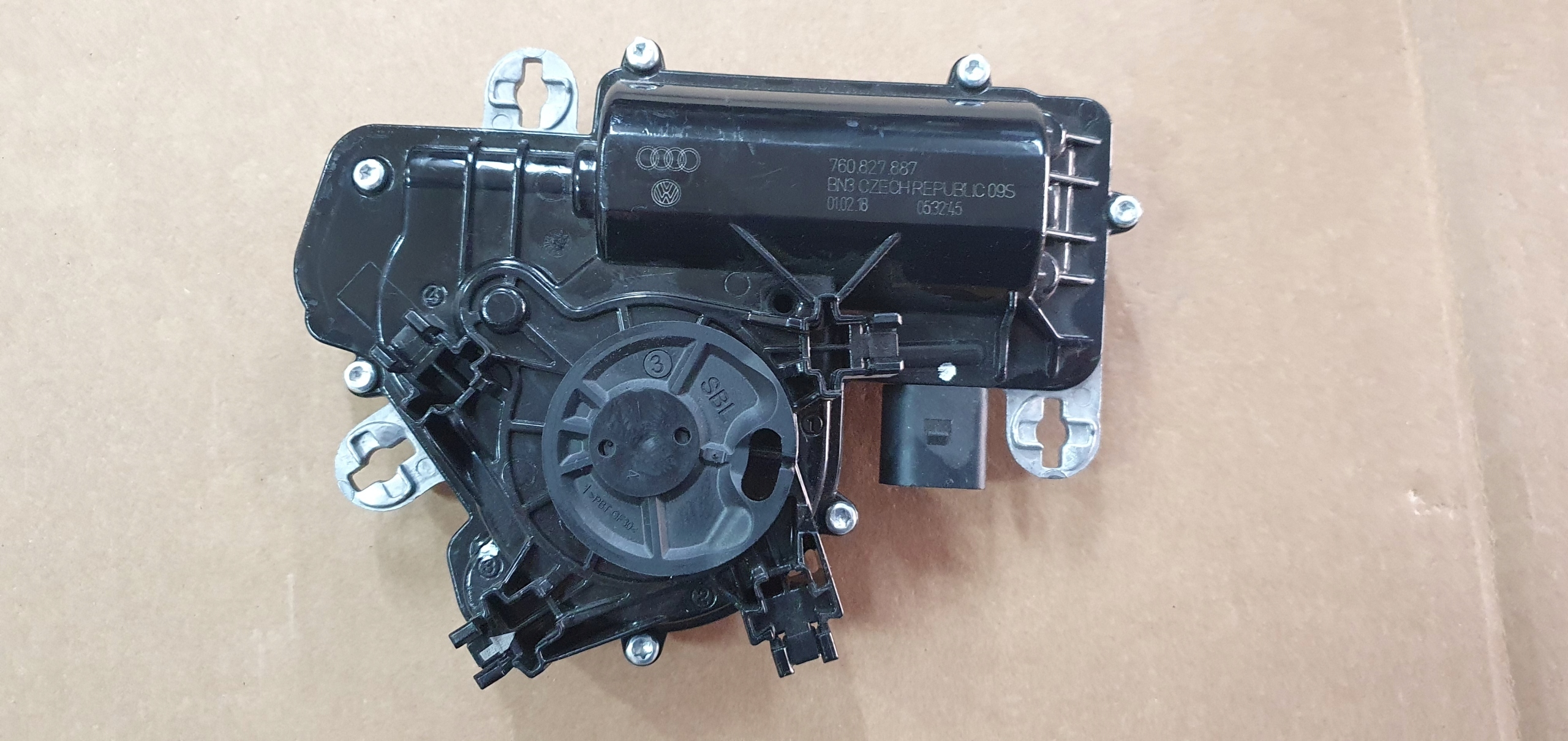 DOCIĄG KLAPY TOUAREG 760827887 ORYGINAŁ