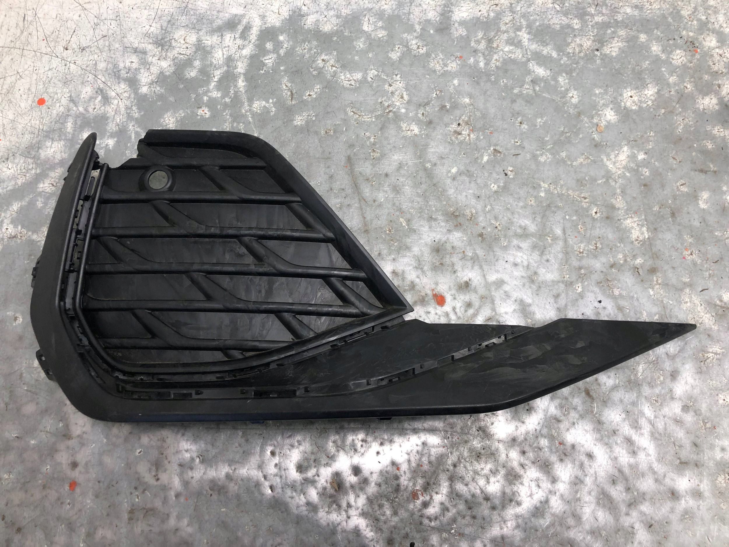 grid of a bumper right front S-LINE AUDI A3 8Y 8Y0807682H