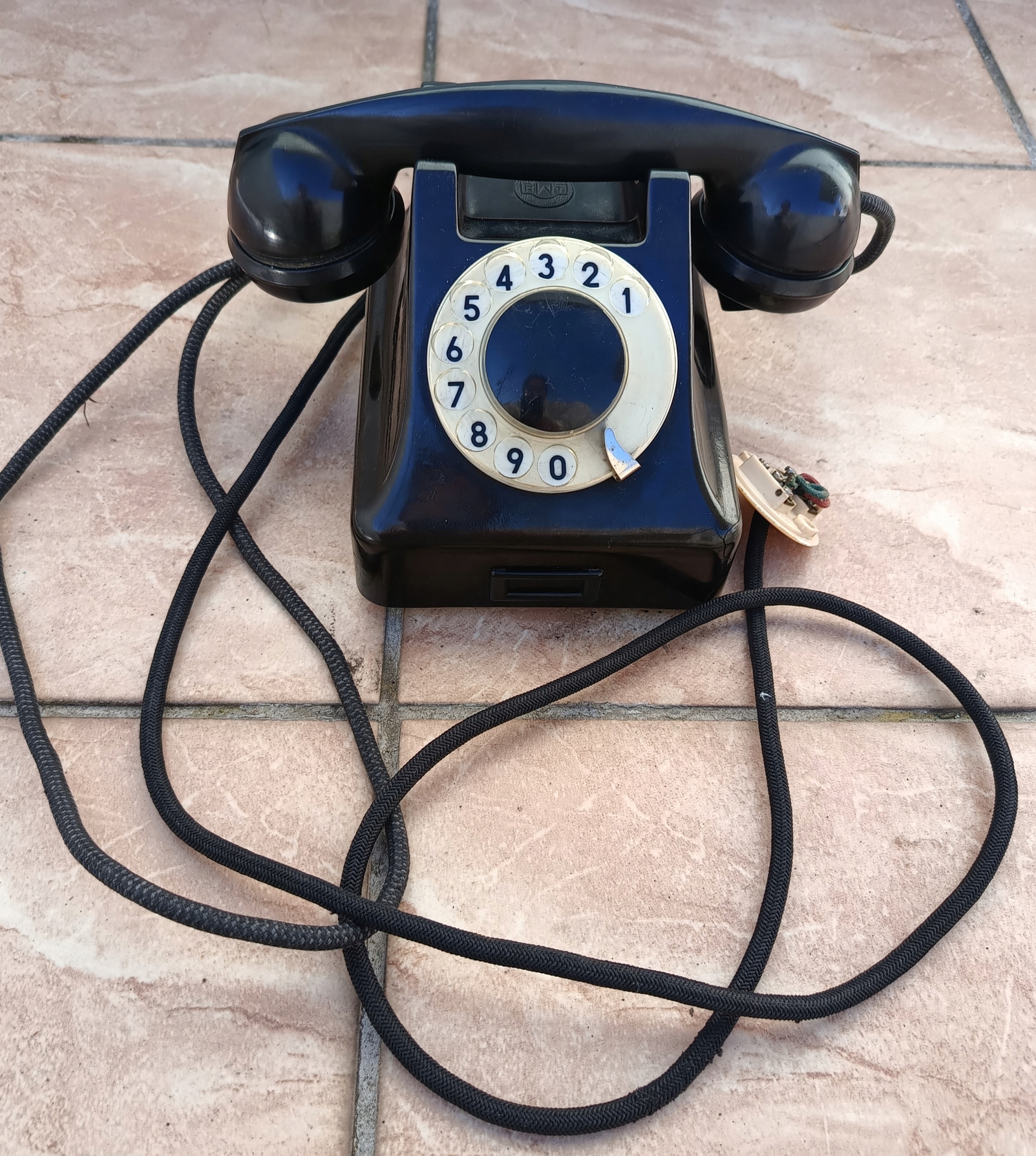 Zabytkowy telefon stacjonarny z tarczą numerową, model RWT T-4 lata 50- te