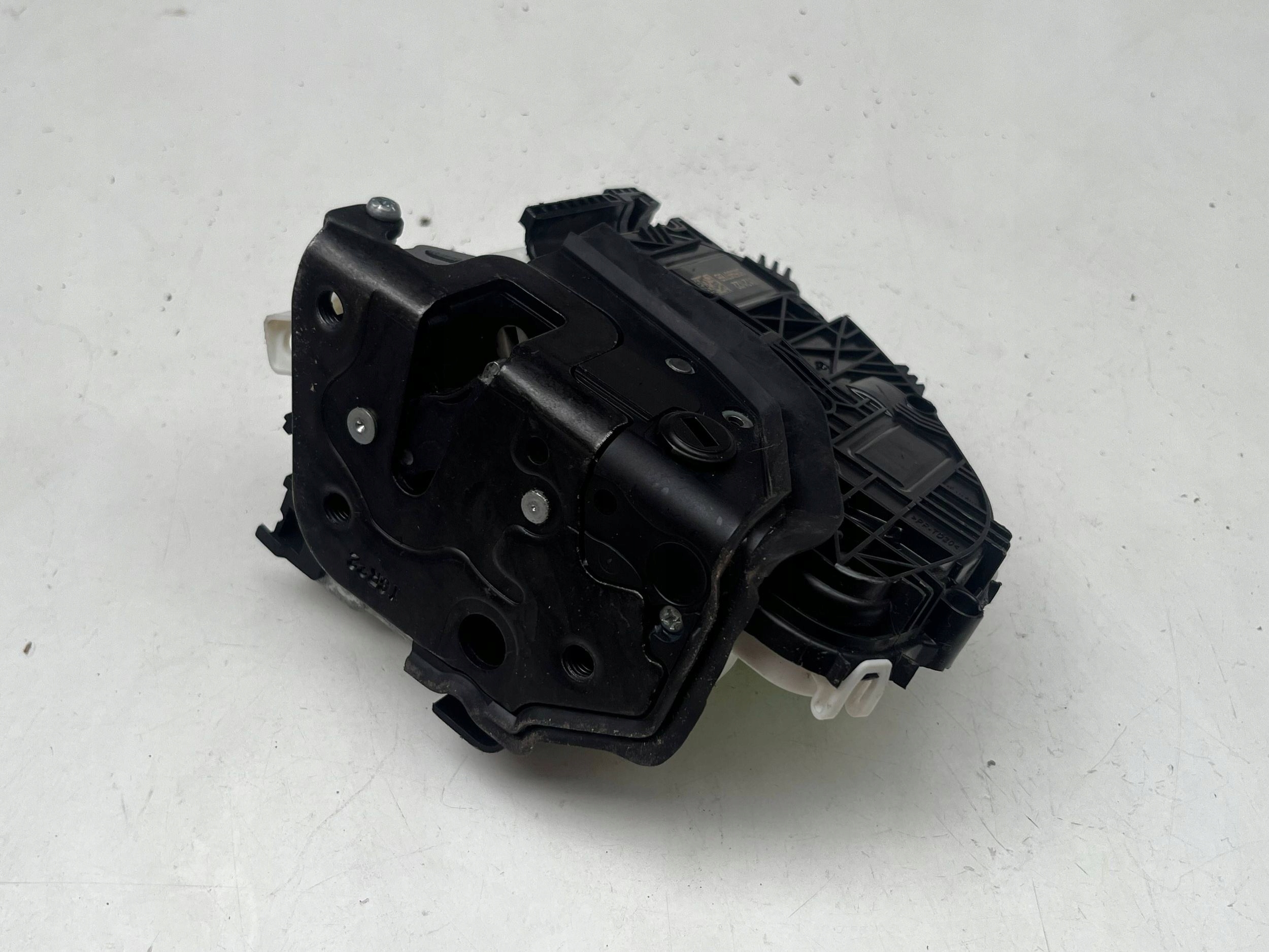 AUDI A4 B9 lock door right rear part 8X0839016F @M