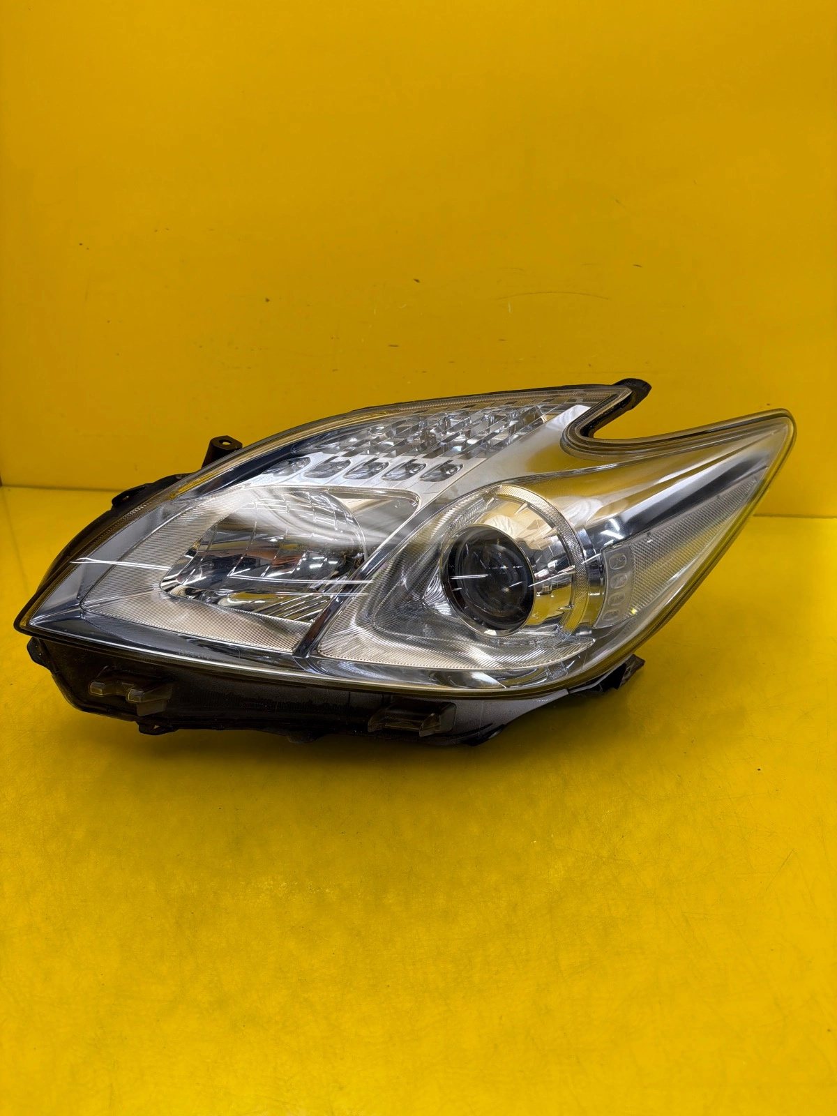 light left front Toyota Prius III + plus 12-16