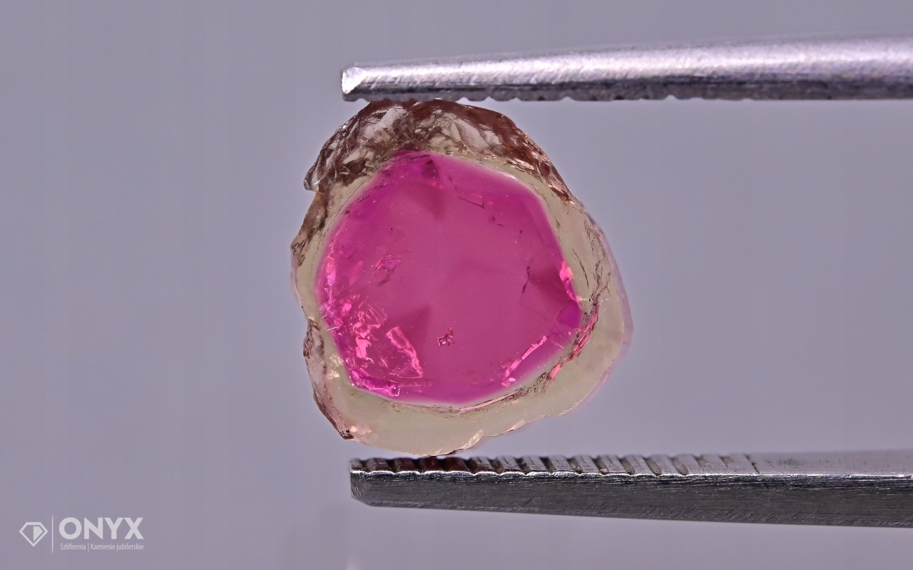 Turmalín deska nepravidelná 8,5x7,5 mm