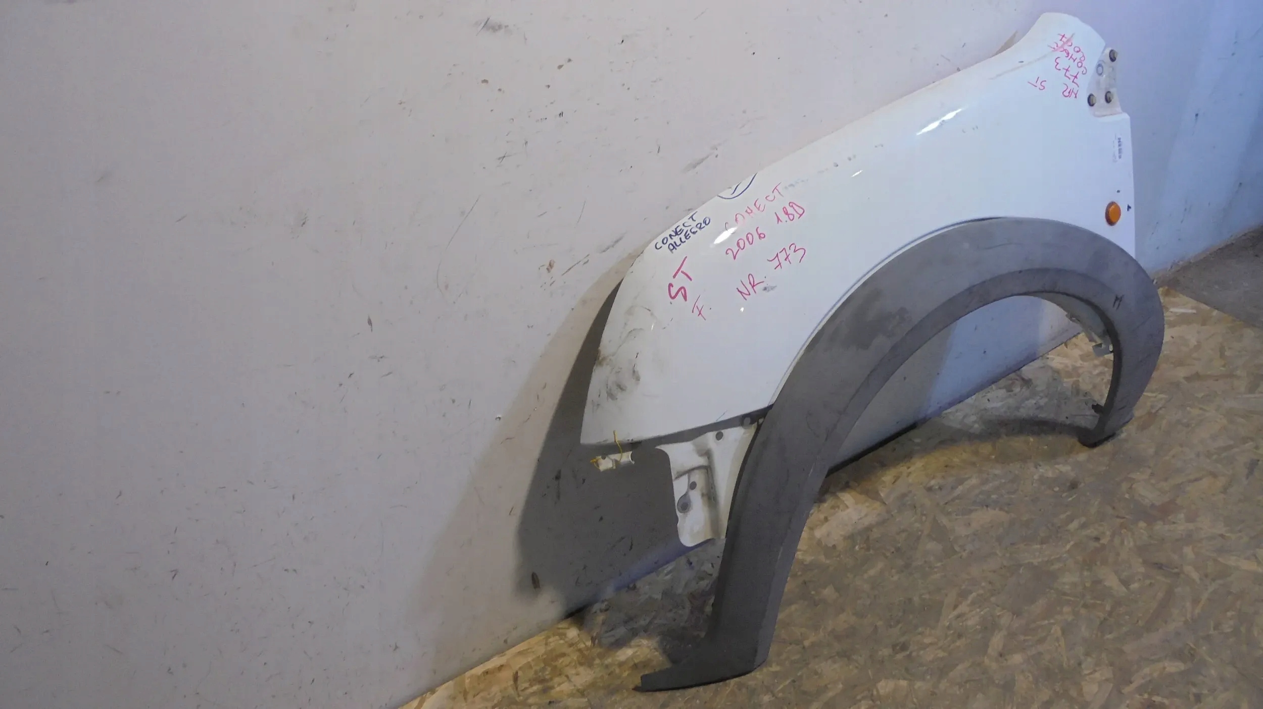 fender front left Ford Transit Connect 02