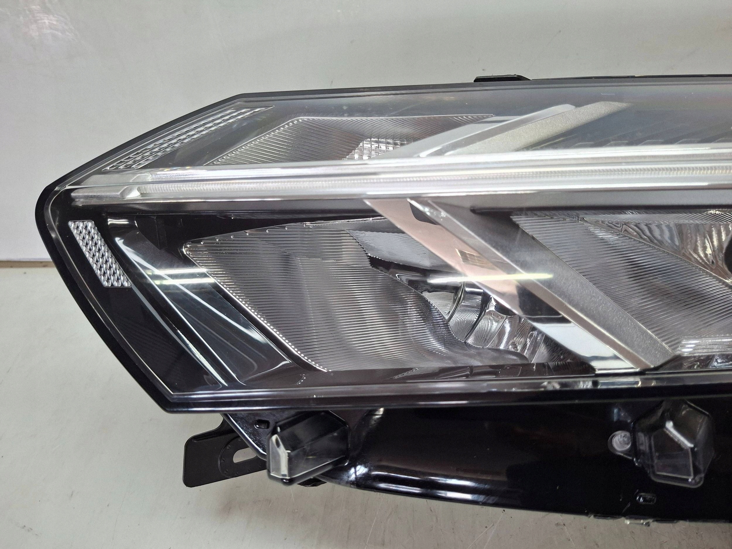 light front left 260608545R DACIA SANDERO III LED 2021