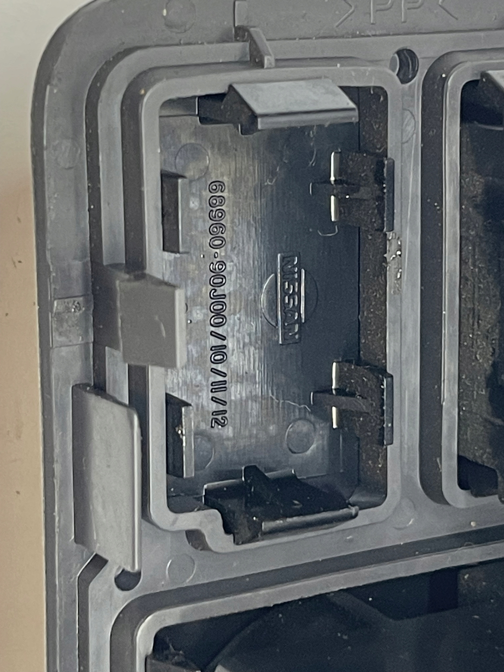 mirror control switch NISSAN ALMERA N16 68960-90J00