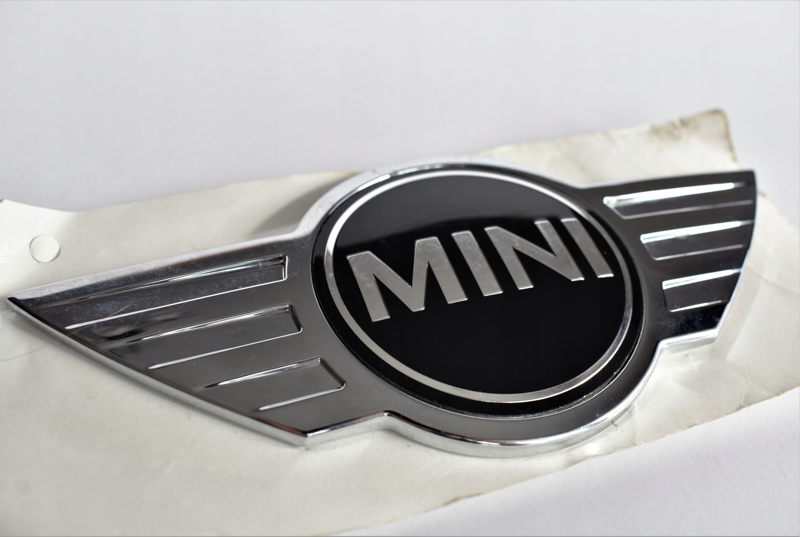 Emblemat znaczek MINI COOPER R55 R55N R56 R56N R57 R57N R58 R59 przód Numer katalogowy części 51142754973