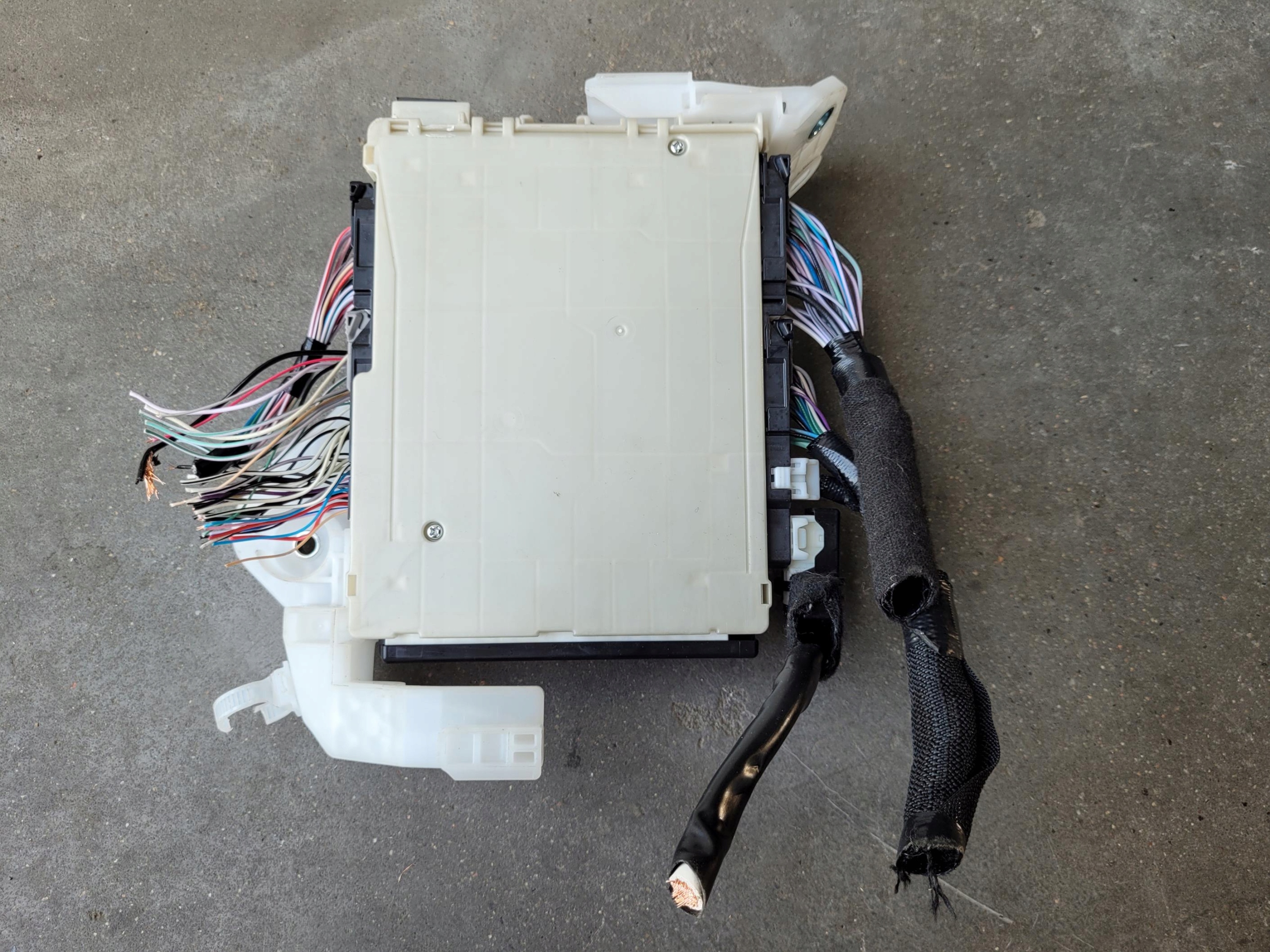 fuse box 82730-33Q30-C LEXUS ES VII 7 300 H