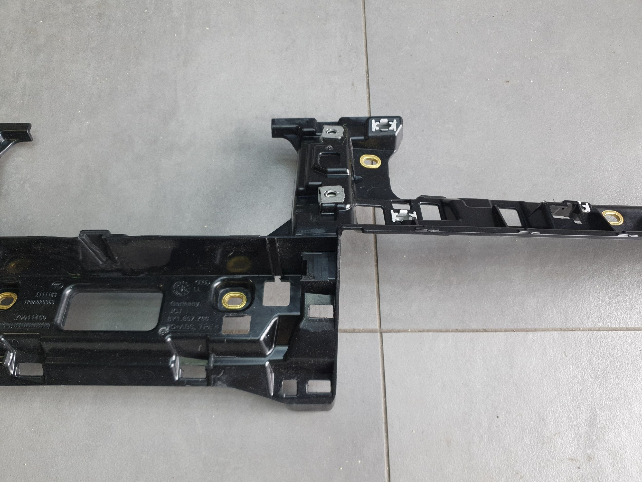 Audi A3 8Y Support plaque Console du tableau de bord 8Y1857736