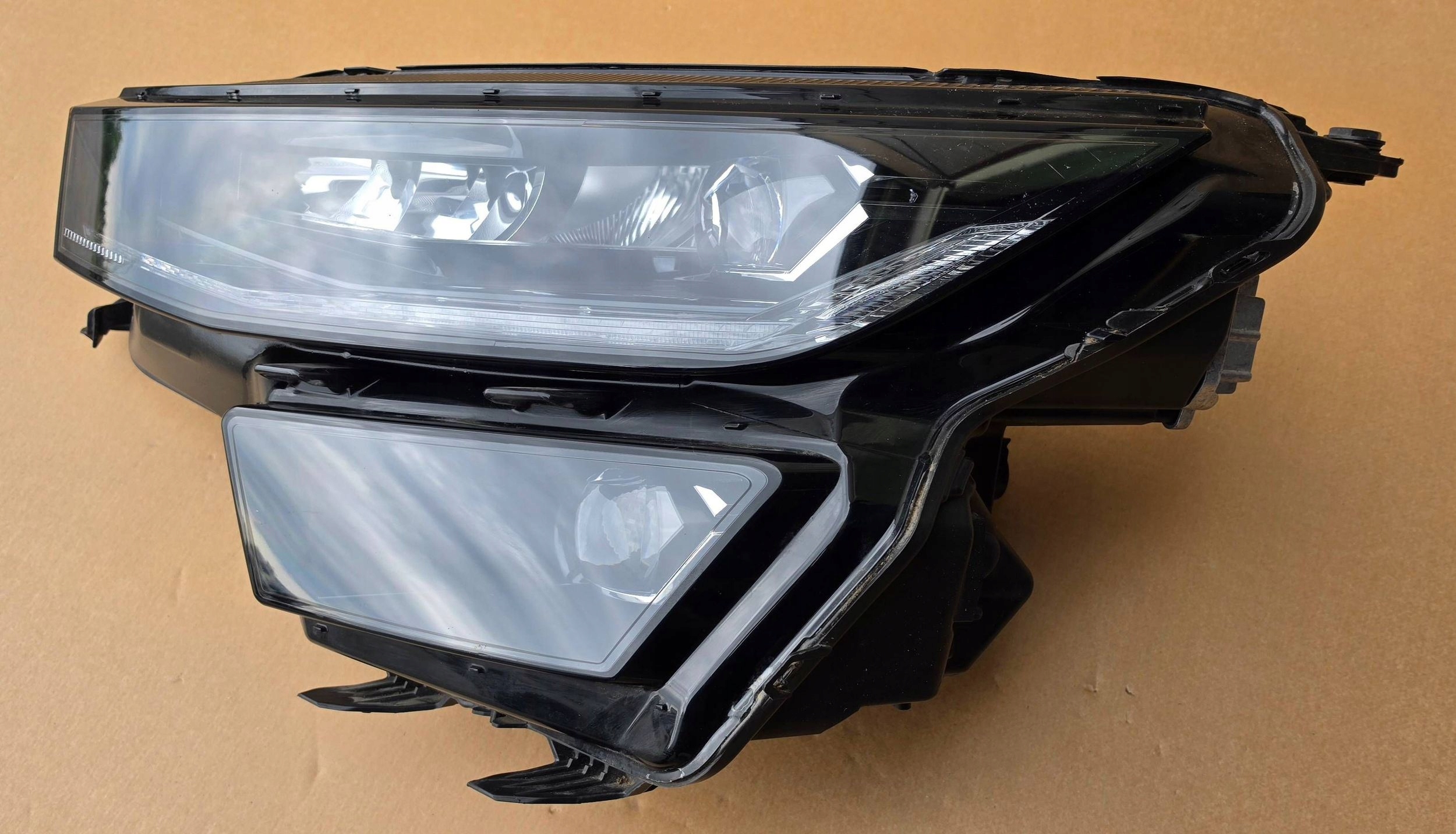Skoda Kodiaq and light front left po liftingu 2021-2024 facelift