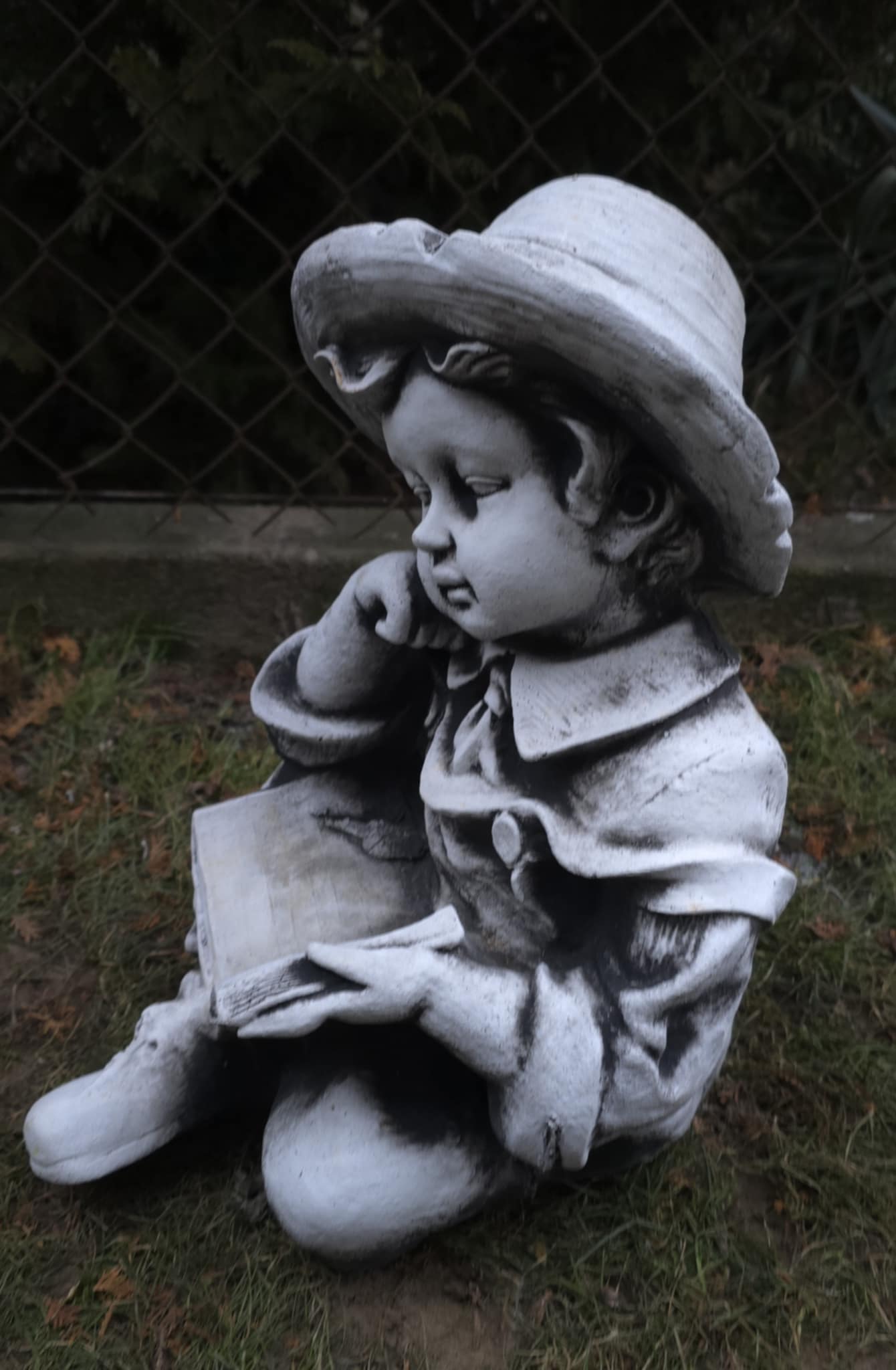 Betónová figurka Chlapec s knihou záhradná dekorácia 45 cm