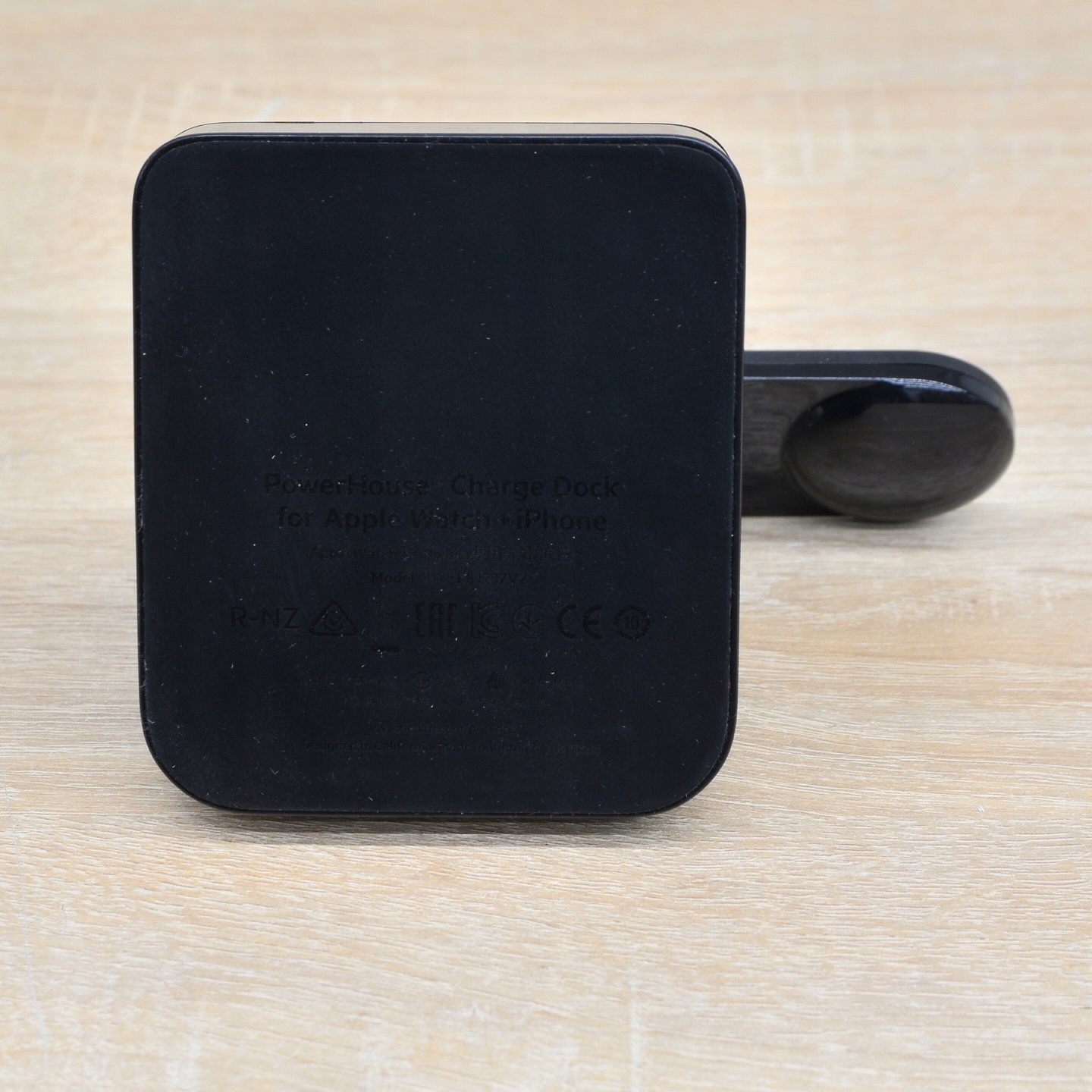 Stacja ładowania dla iPhone , Apple Watch czarna ładowarka do telefonu Kod producenta F8J237vfBLK