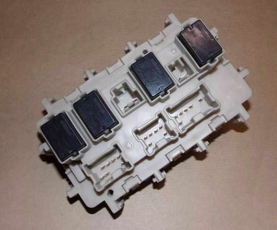 SKRZYNKA BEZPIECZNIKÓW RENAULT KADJAR 243808901R Numer katalogowy części 243808901R