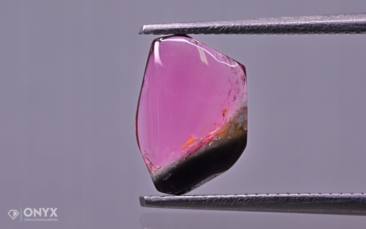 Turmalín konvexní nepravidelná dlažba 9,5x6,5 mm