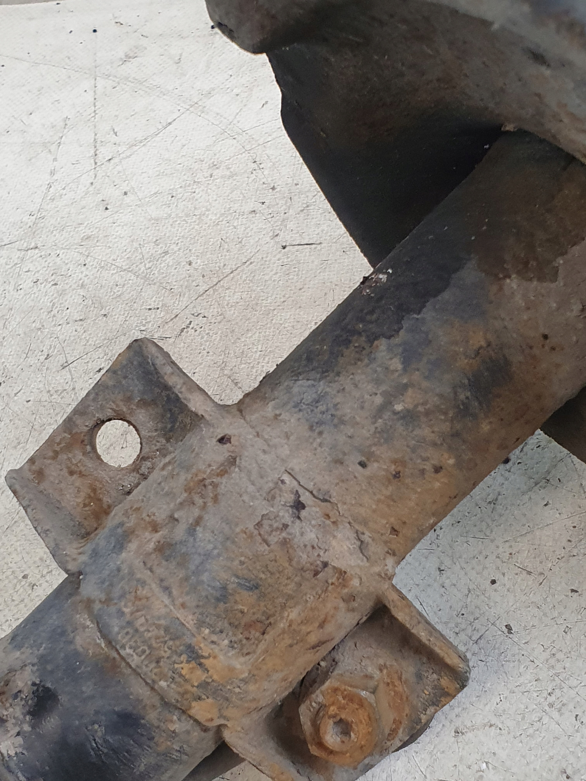 McPherson swing caliper left front VOLVO V70 II 2.5T 03r.