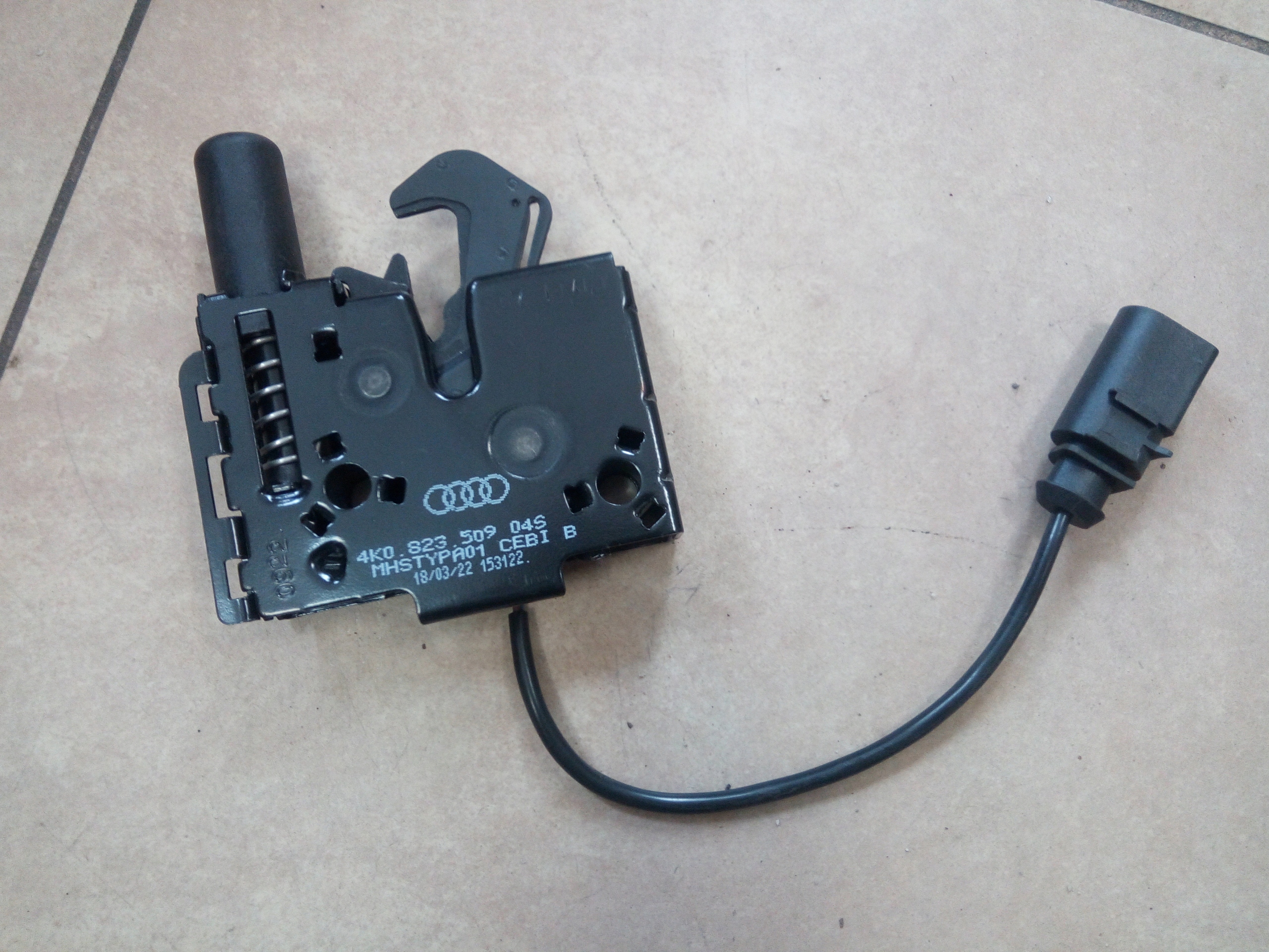 Замок капота AUDI A6 C8 A7 4K0823509 новый ориг.*