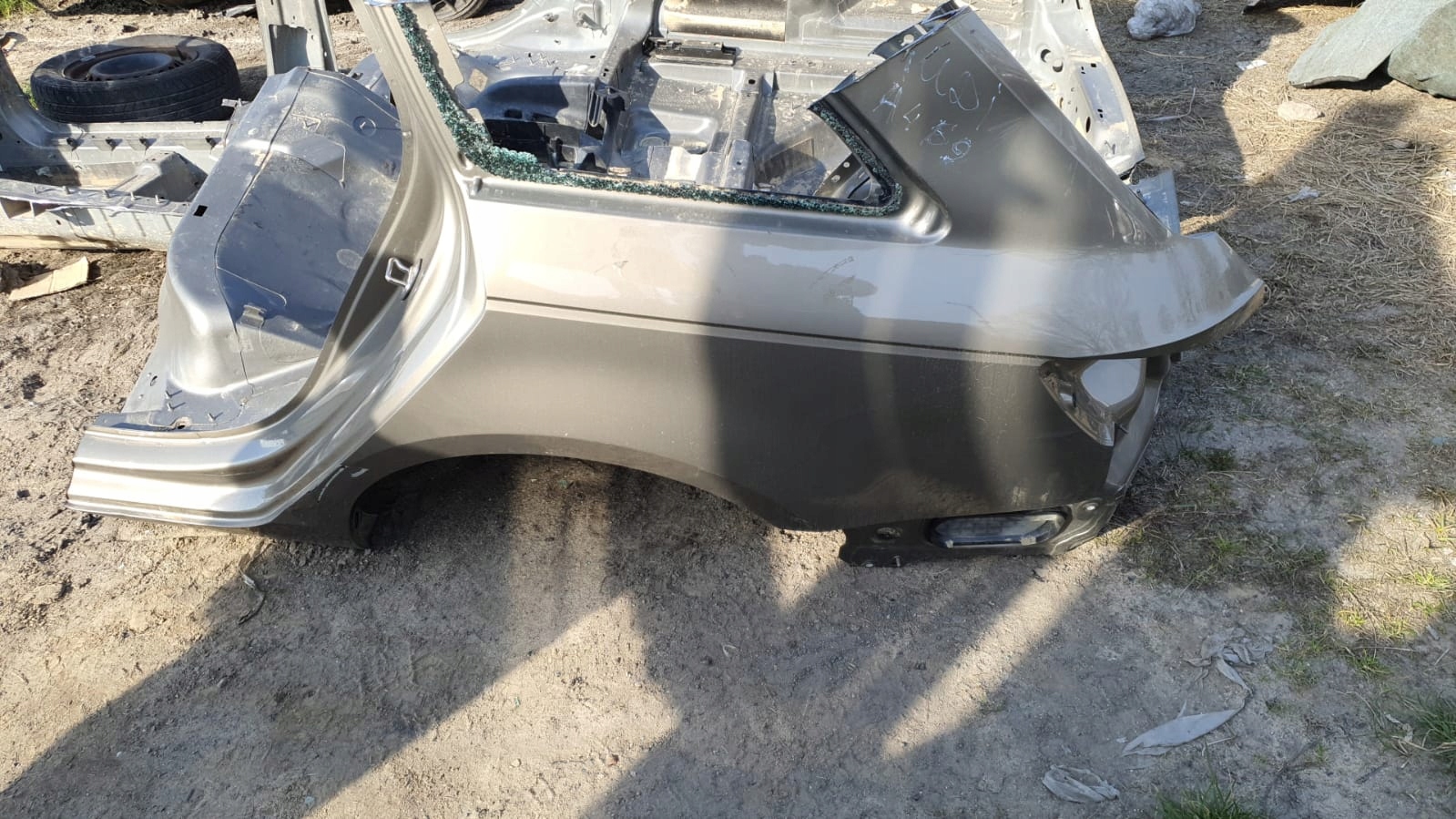 AUDI A4 B9w ЧЕТВЕРТИНА КРИЛО ЛІВА ЗАД. ЗАДНЯ