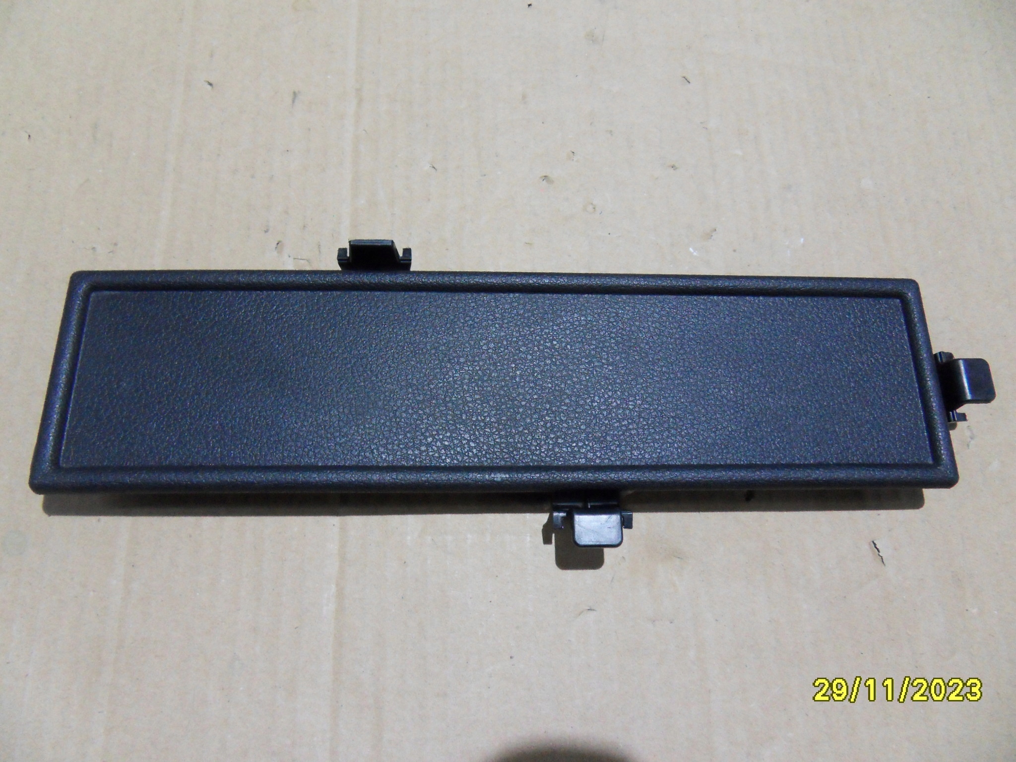 заглушка лючок бардачок пассажира Audi Q2 81B857035