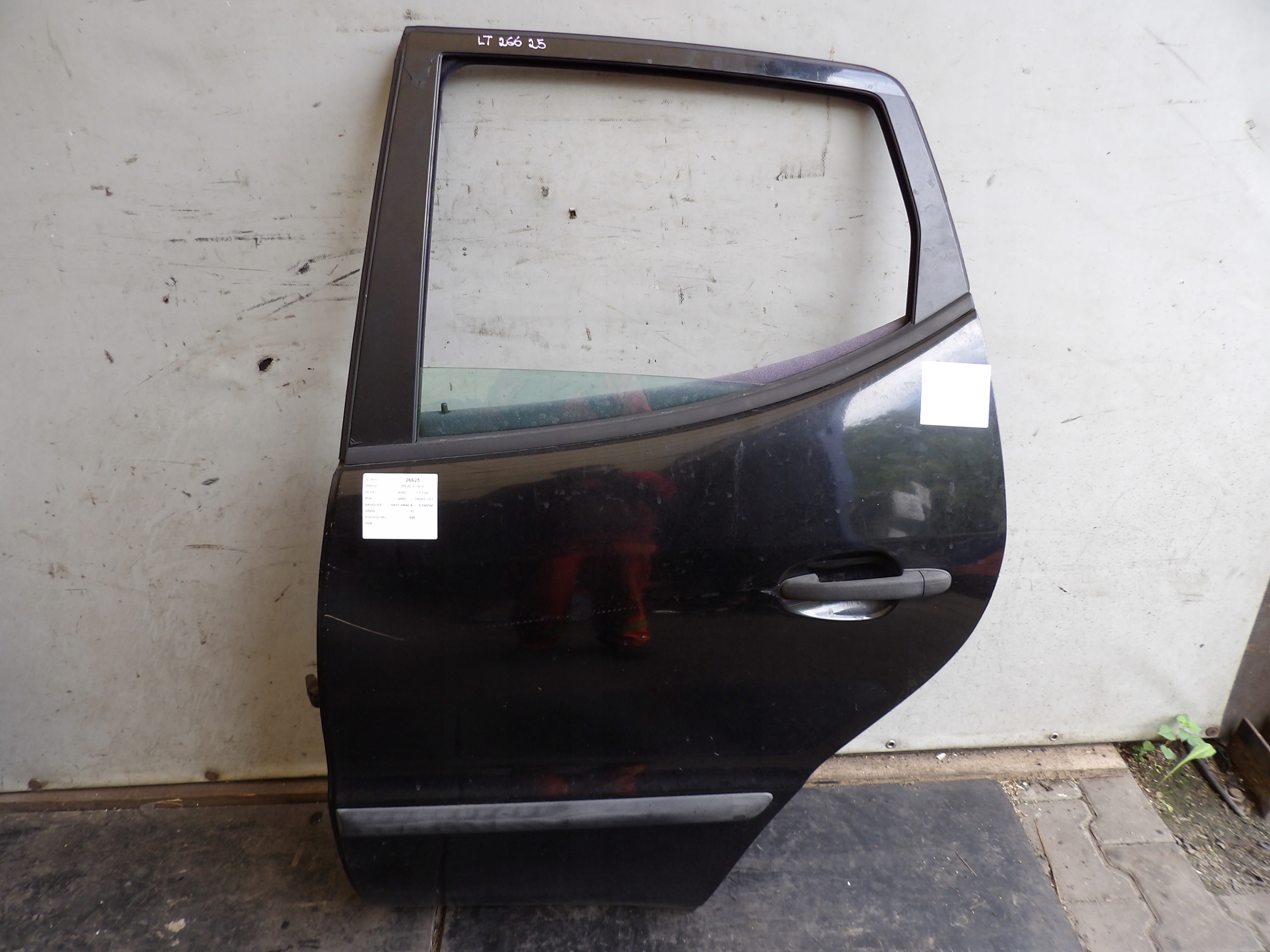 Mercedes W168 door rear. left lak. 696