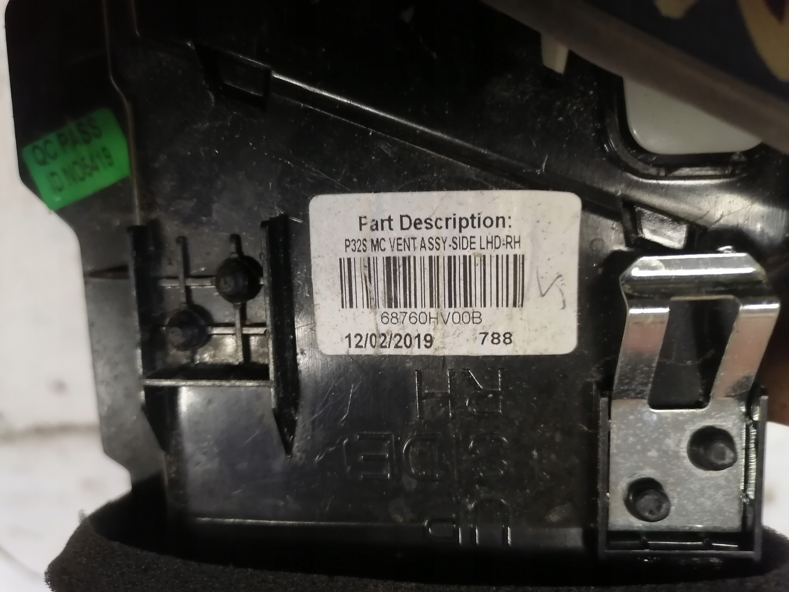NISSAN QASHQAI J11 grid air conditioning devices right 68760HV00B