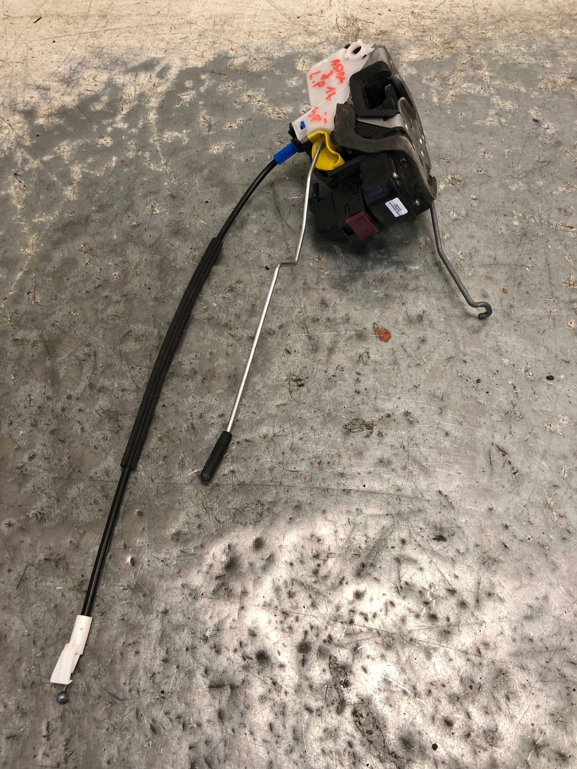 lock door left front OPEL ASTRA J 13579522