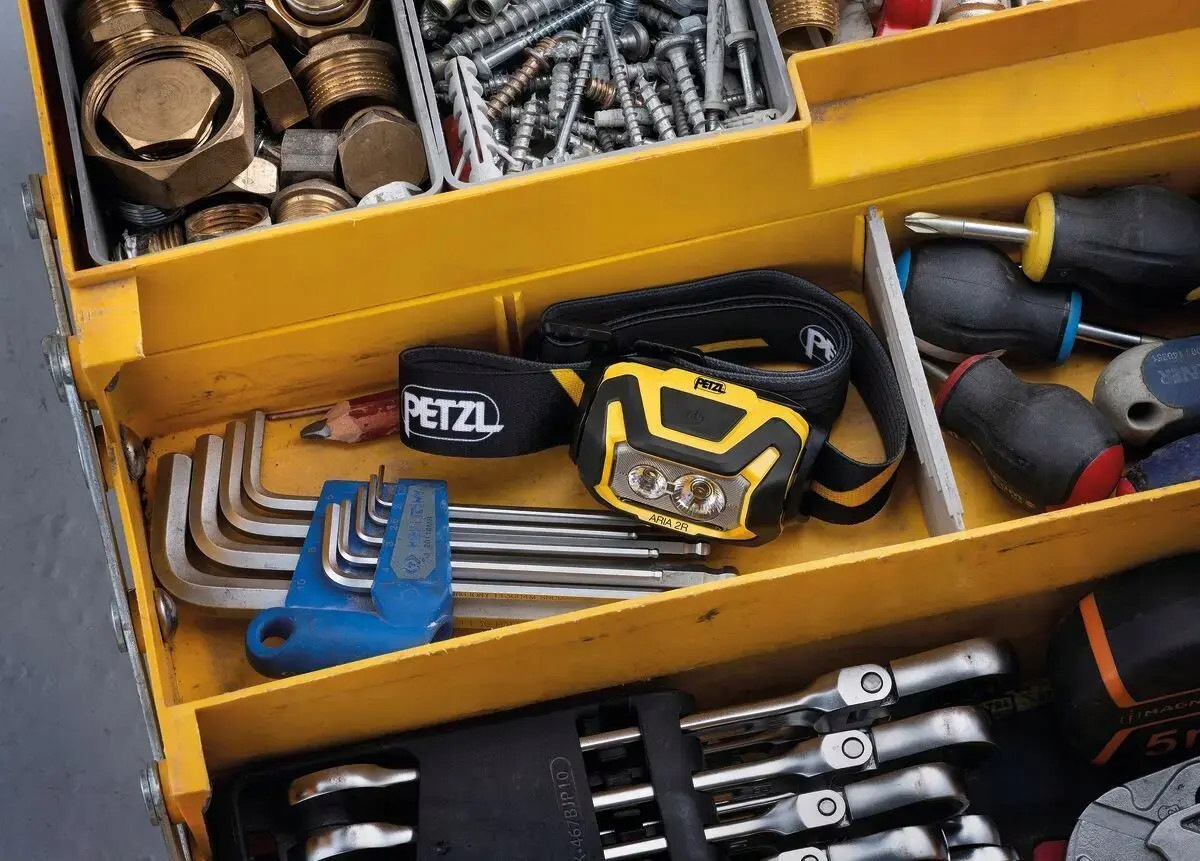 Latarka czołowa Petzl Aria 2R (czarny/żółty)