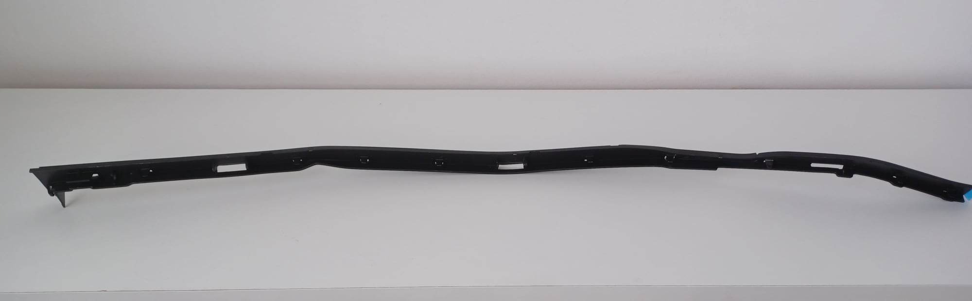 lišta MOCUJACA nárazníku záď AUDI A4 B9 8W0807900D