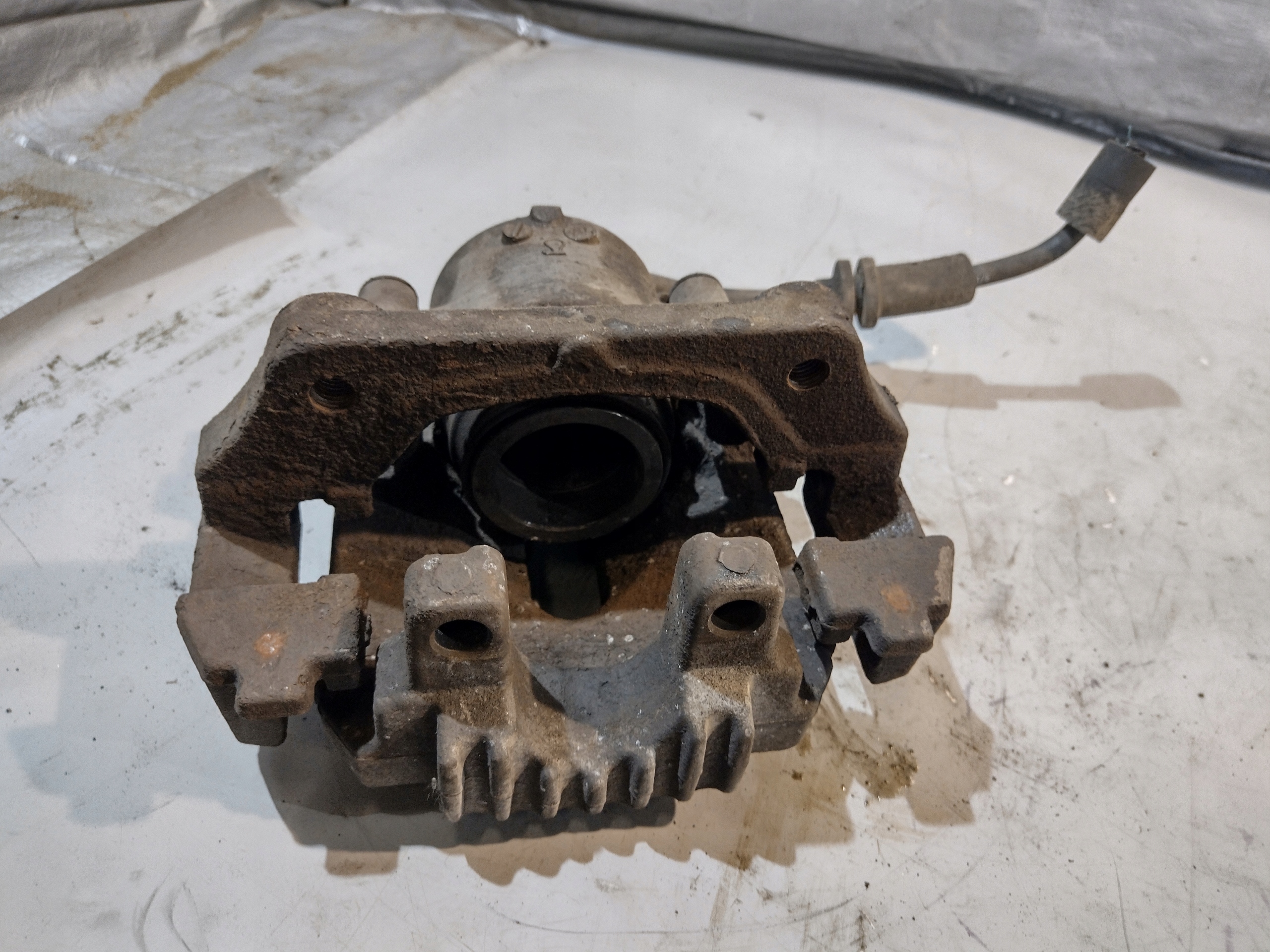 strmeň Brzdový ľavý predok BMW E90 2,0D (M47)