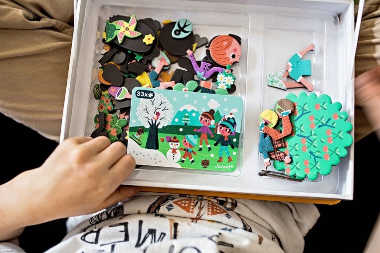 JANOD Układanka Magnetyczna 4 Pory Roku Magnesy 3+ Magnetibook dla dzieci Materiał karton metal