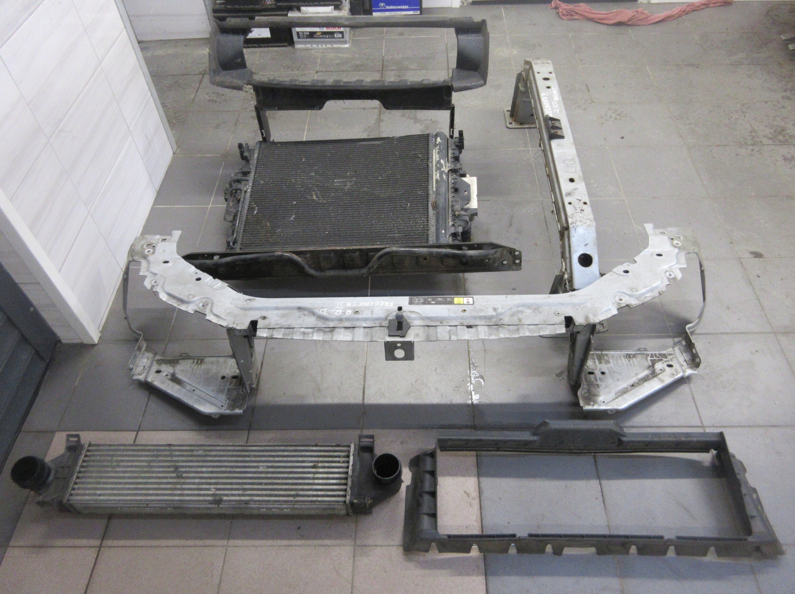 PAS PRZEDNI CHŁODNICE FREELANDER II 2.2 D AUTOMAT