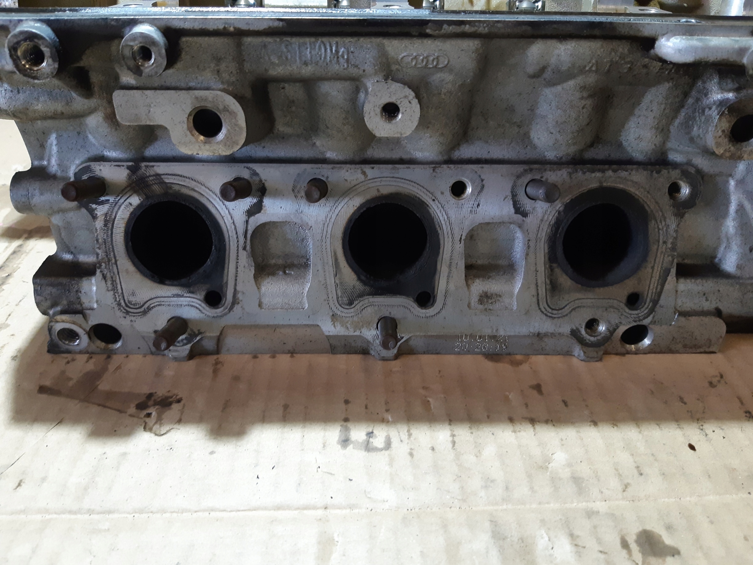 AUDI Q5 8R 3.2 FSI CAL head. of the engine left 06E103403A