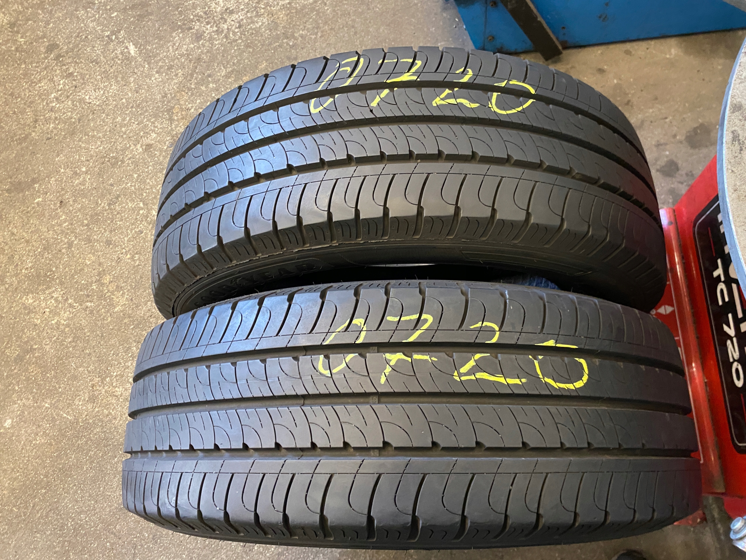 2 tyres summer 215/60R17C Goodyear EfficientGrip Cargo as new 9mm